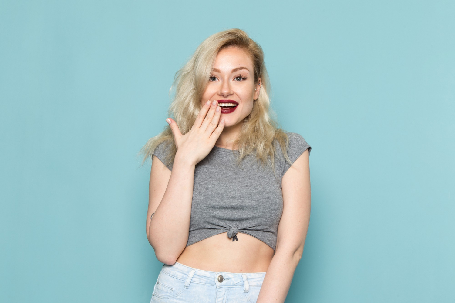 A young woman laughing | Source: Freepik