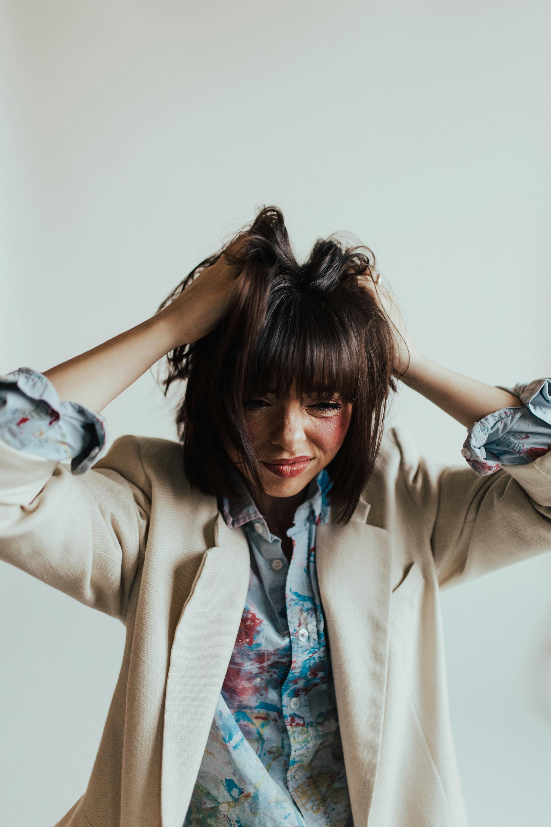 A confused woman staring at something | Source: Pexels