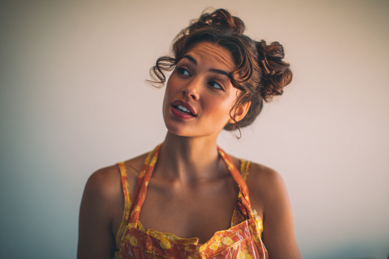 A woman speaking to someone | Source: Midjourney