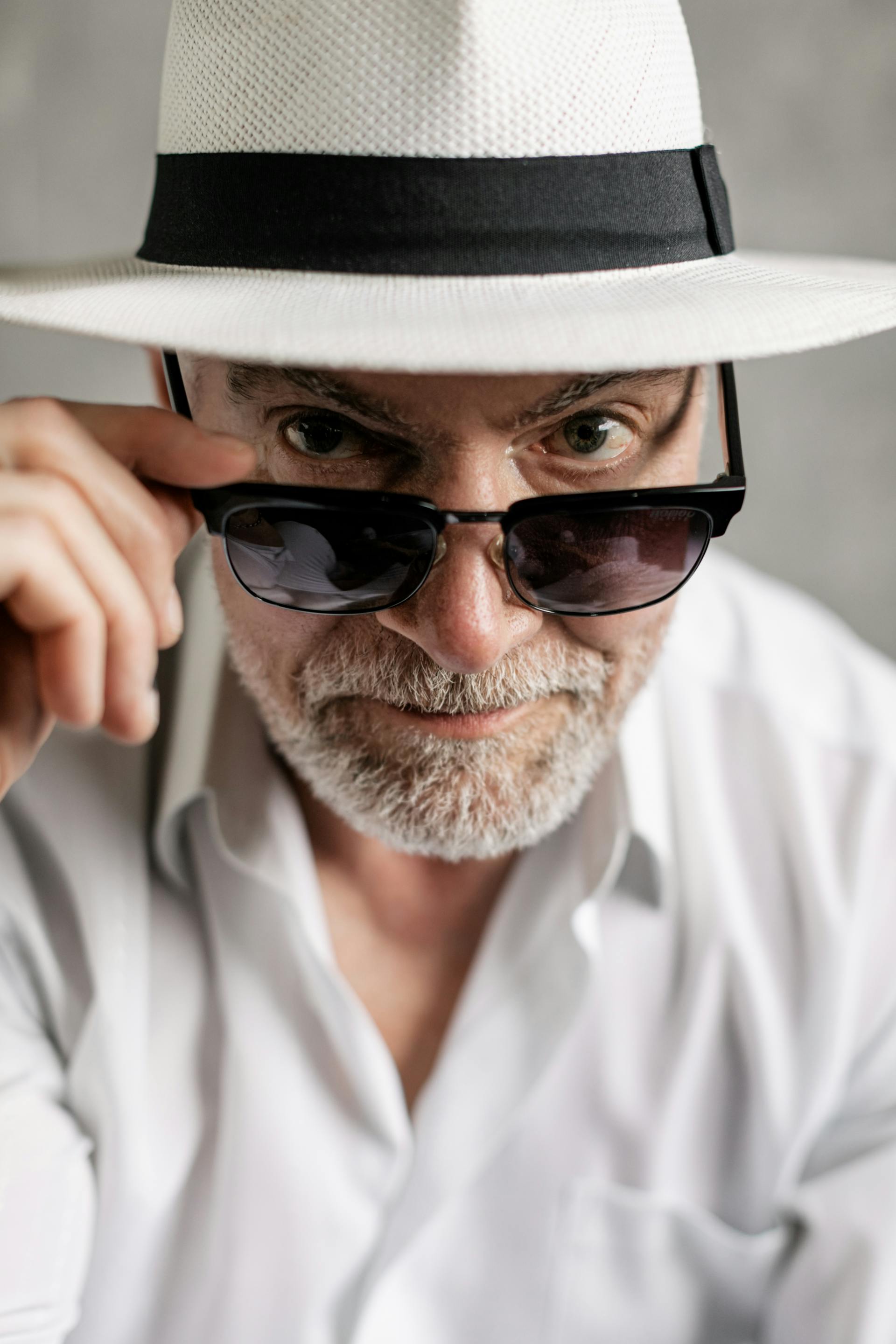 A tense man glaring at someone | Source: Pexels