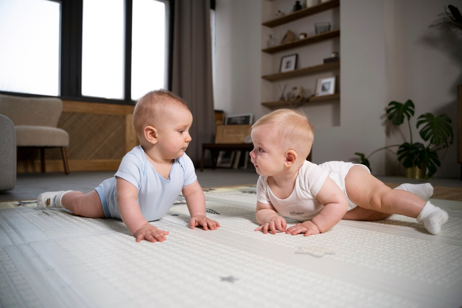 Baby boys crawling | Source: Freepik