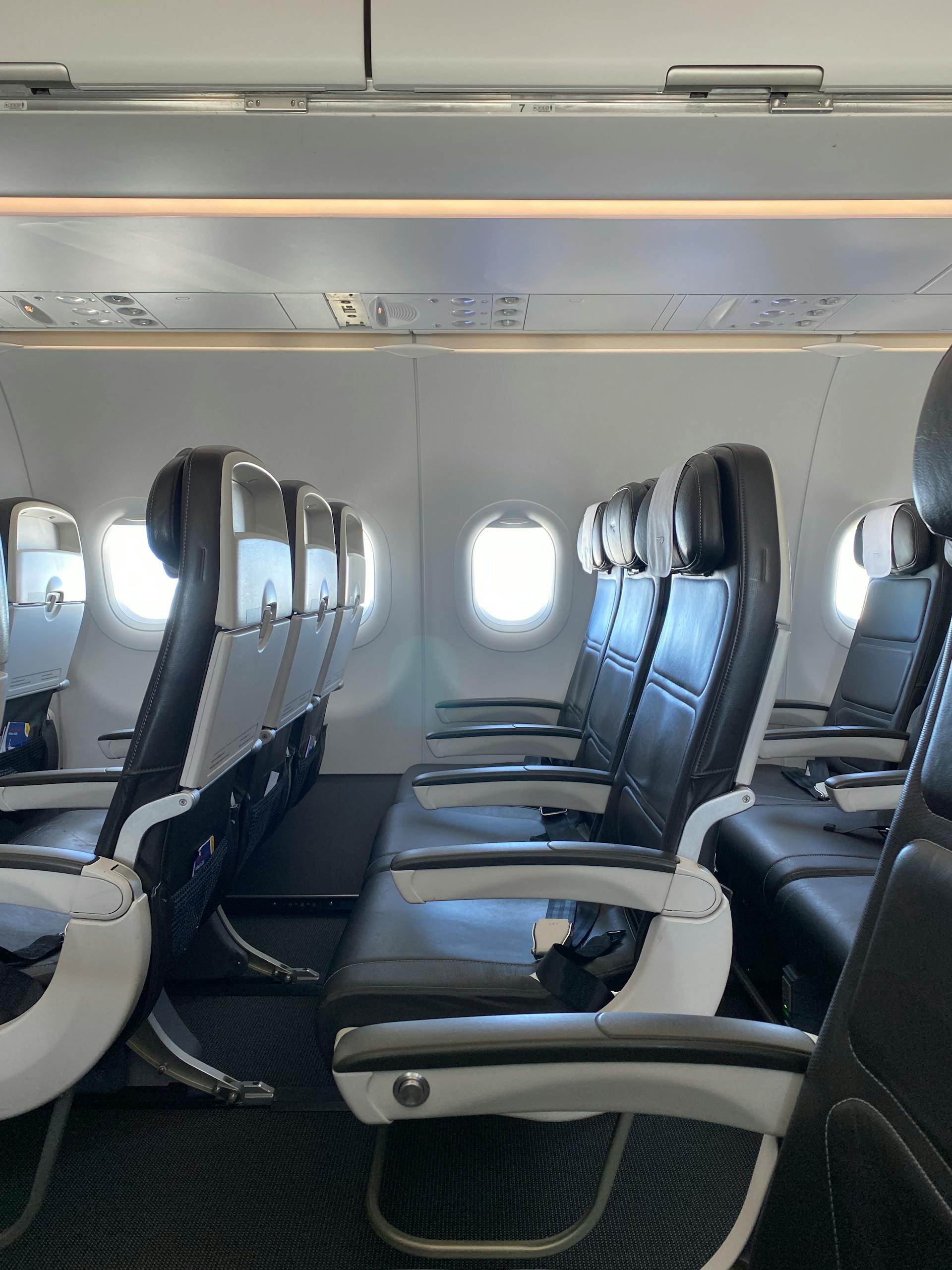 Seats on a plane with armrests | Source: Pexels