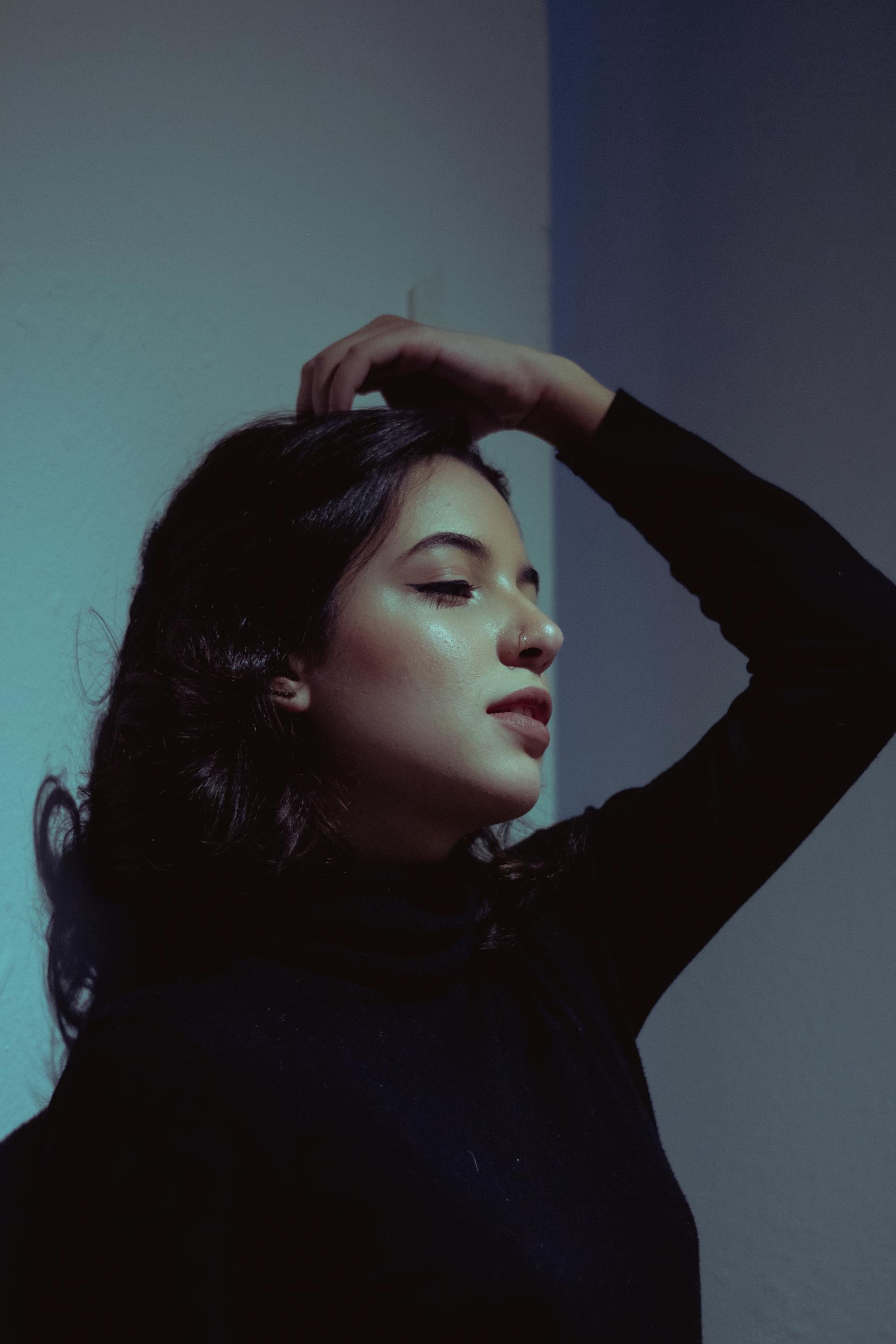 A tense woman staring at something | Source: Pexels