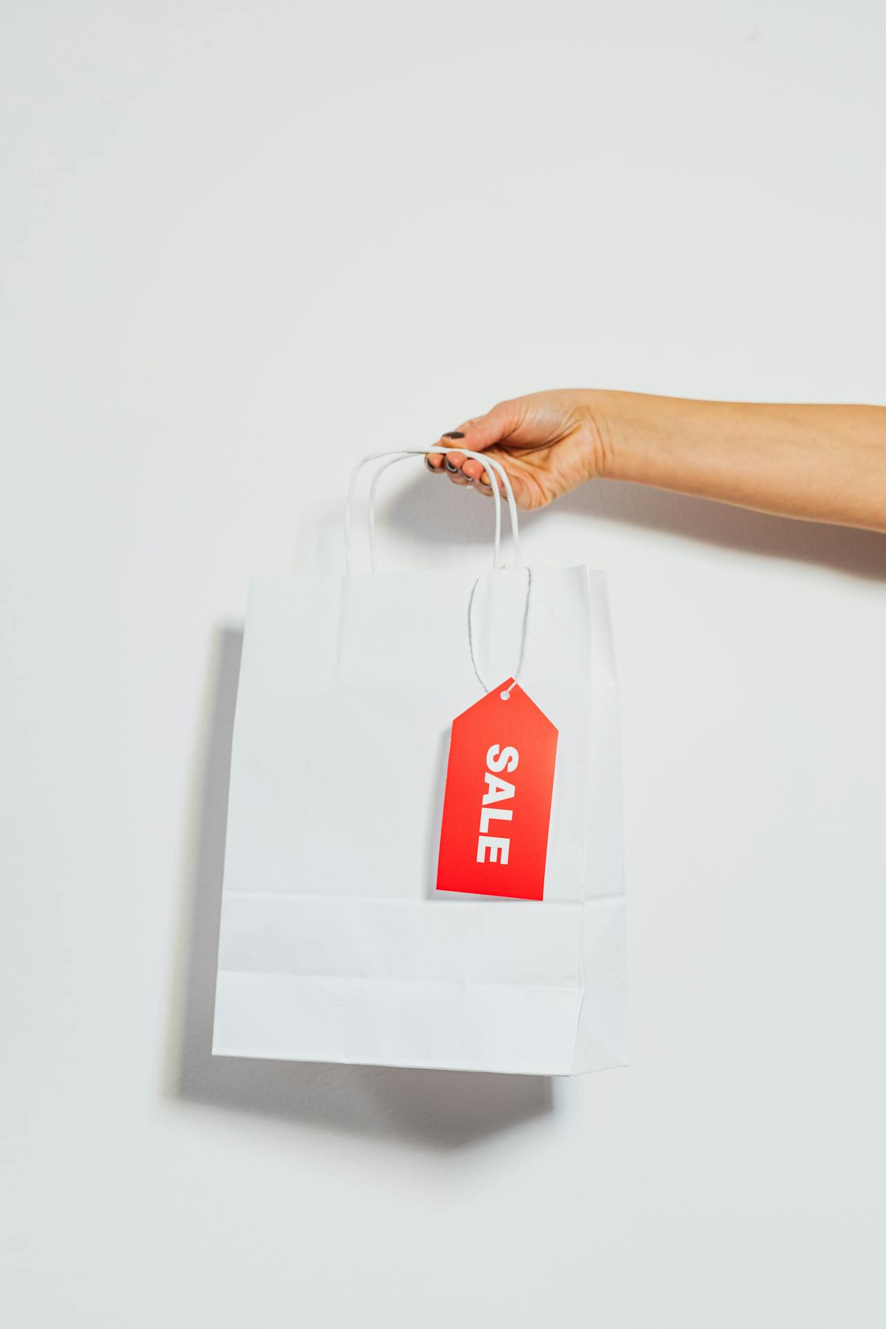 Close-up shot of a woman holding a bag | Source: Pexels