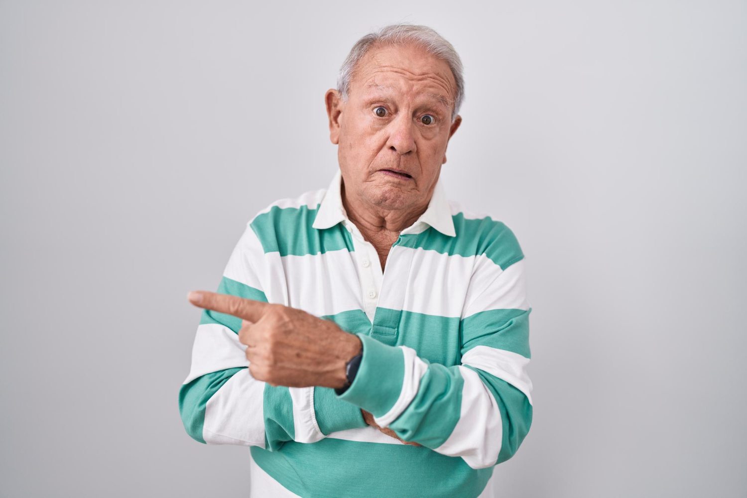 A nervous man gesturing with his hand | Source: Pexels