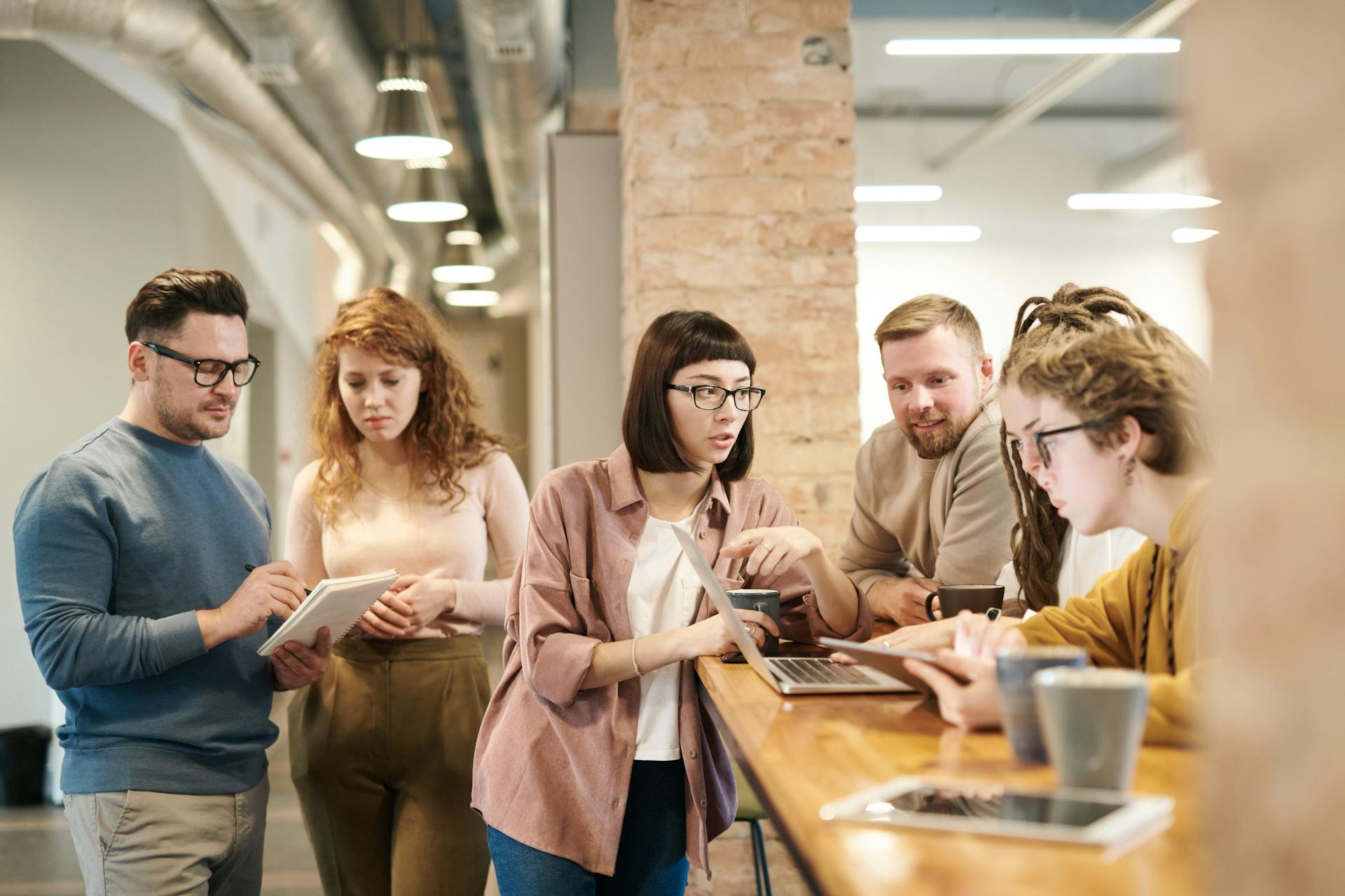 Stunned office workers | Source: Pexels