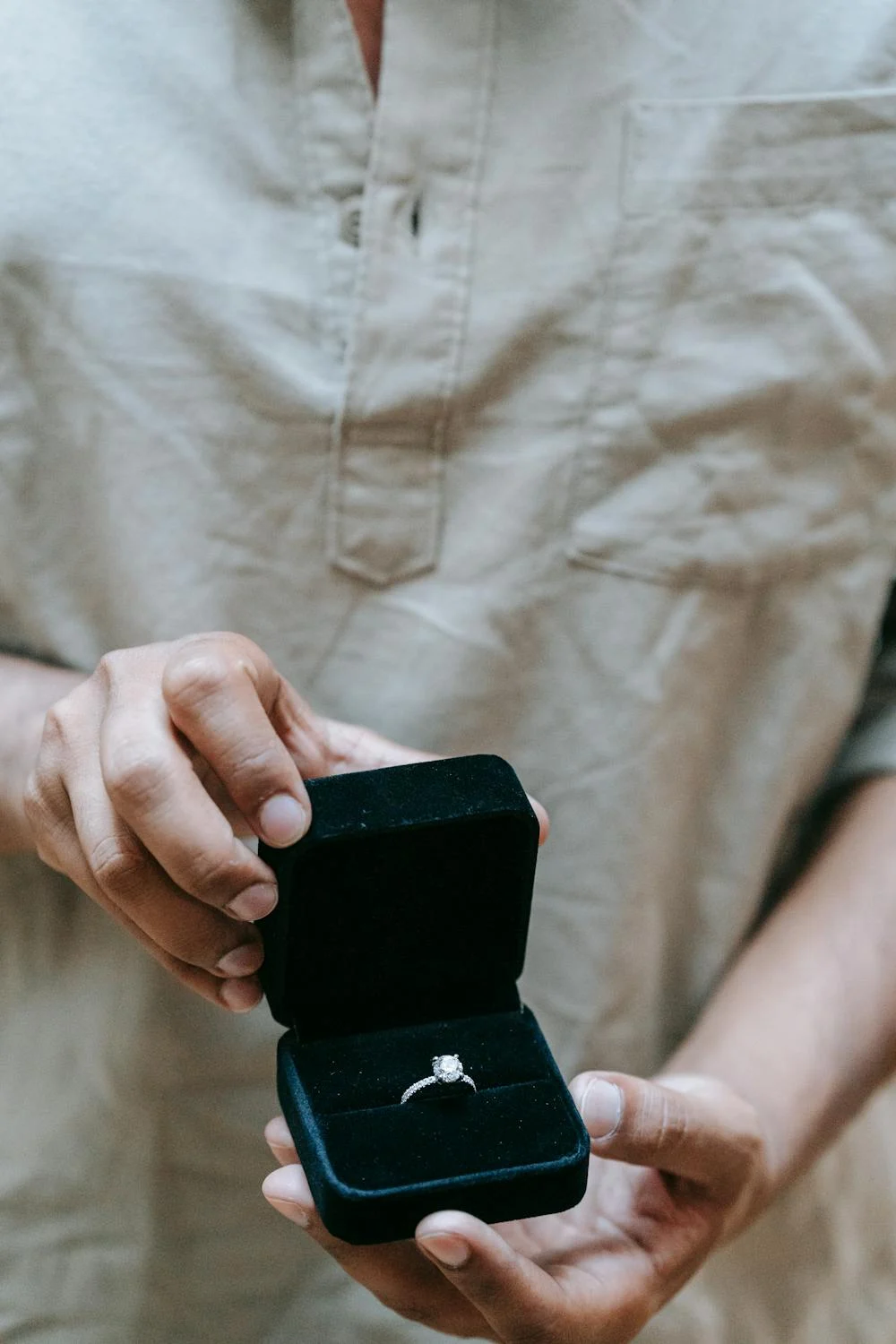 A man holding a jewelry box | Source: Pexels