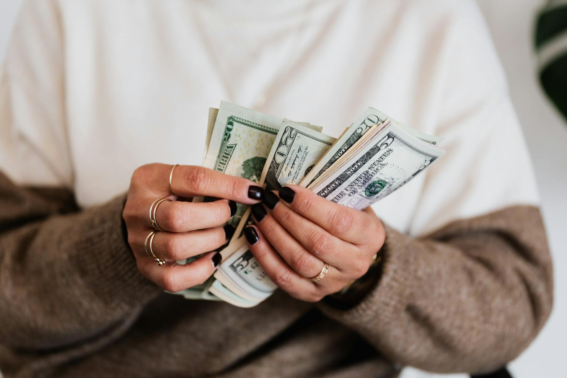 A woman counting money | Source: Pexels