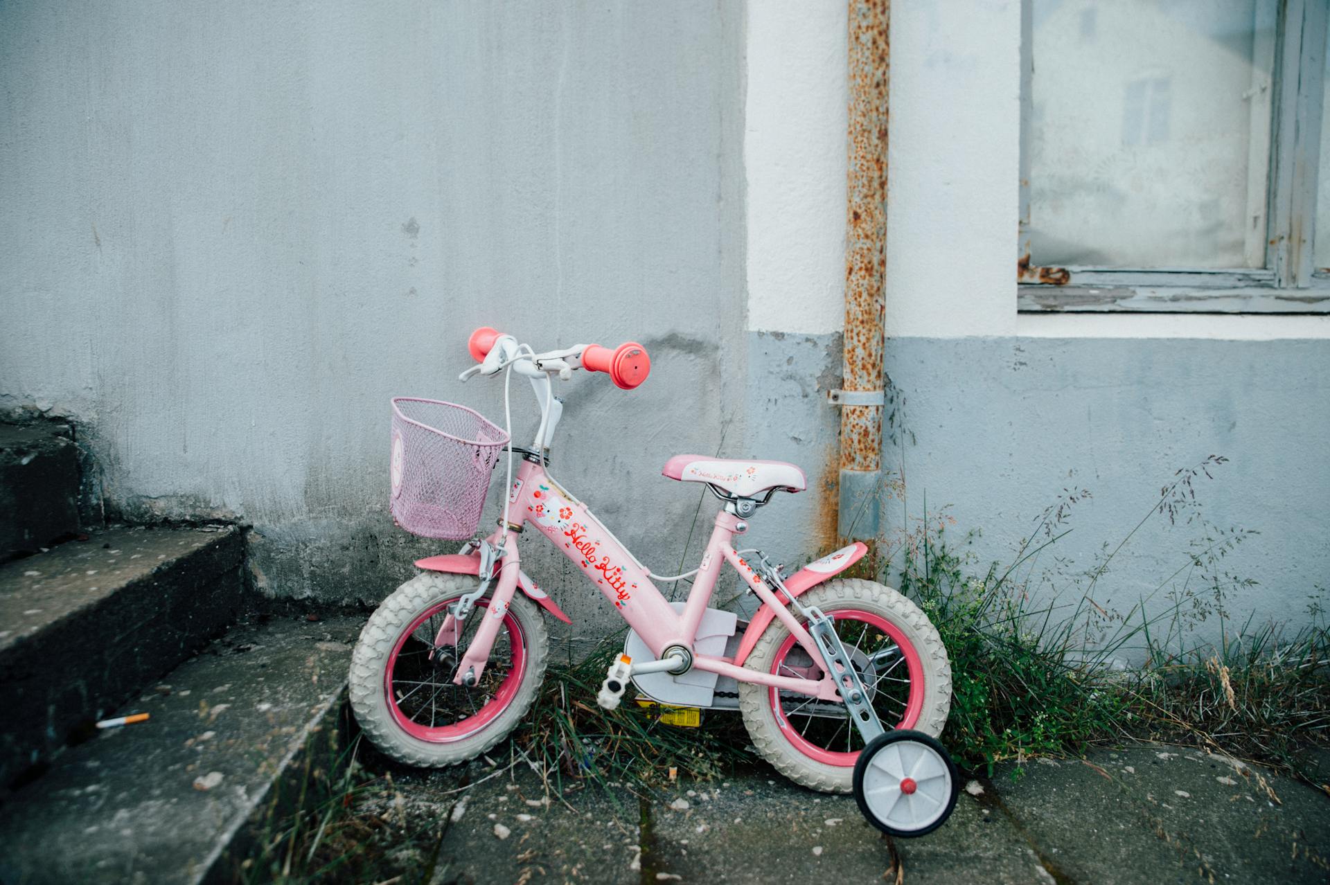 A pink bike on the porch | Source: Pexels