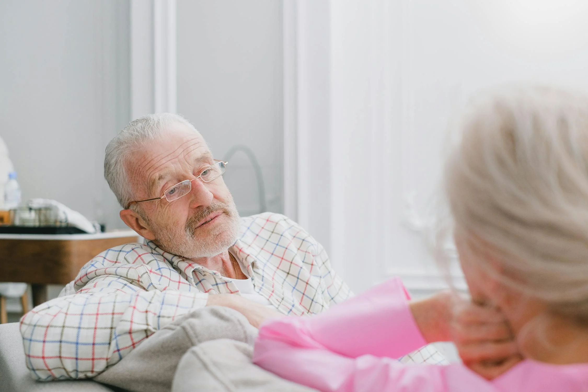 A middle-aged man talking | Source: Pexels