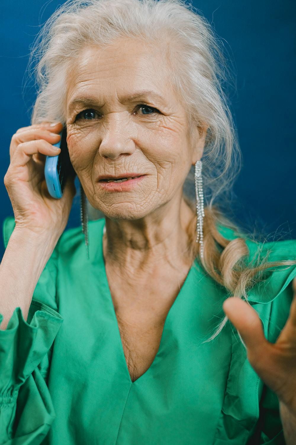 An elderly woman talking on her phone | Source: Pexels