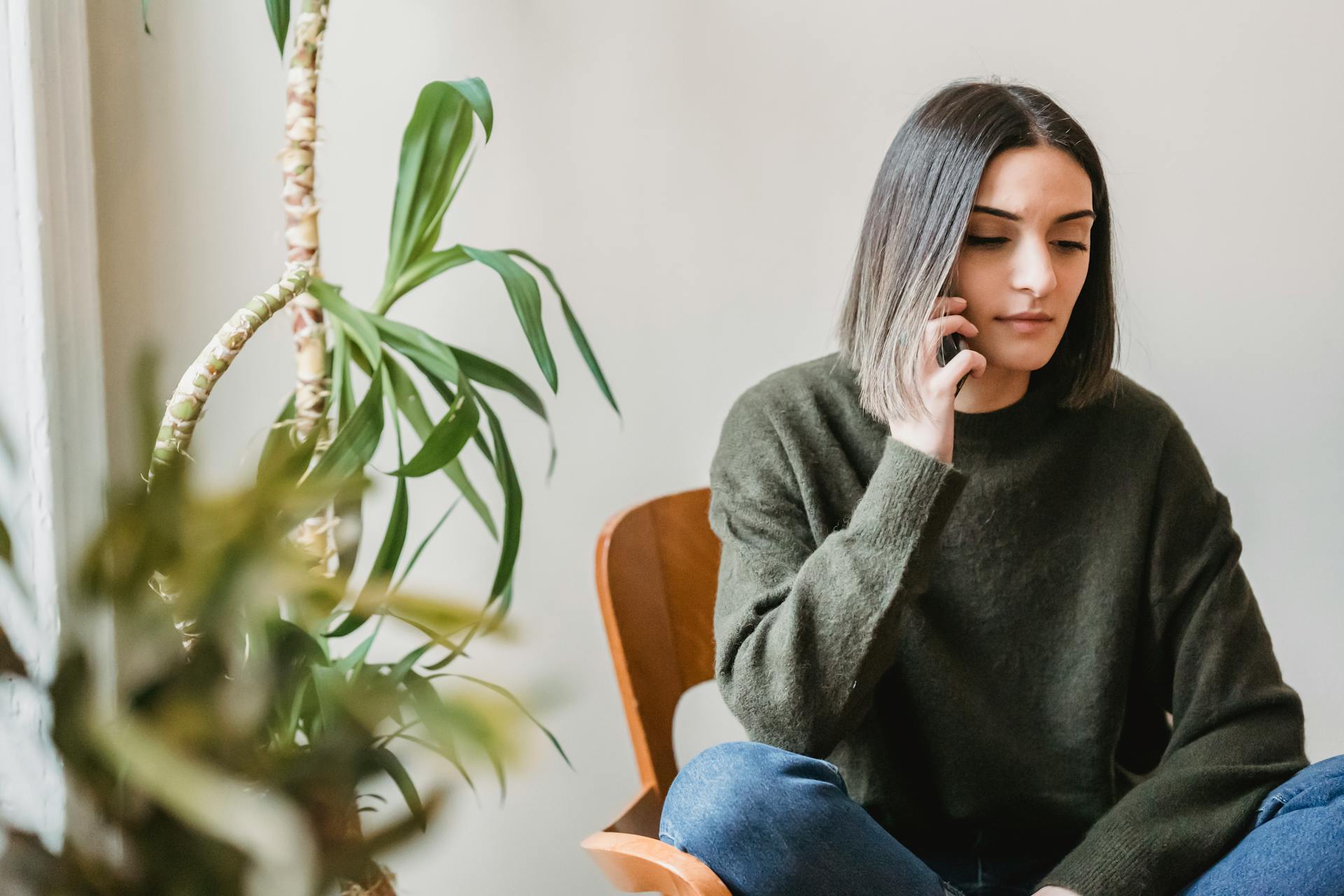 A woman speaking on her phone | Source: Pexels