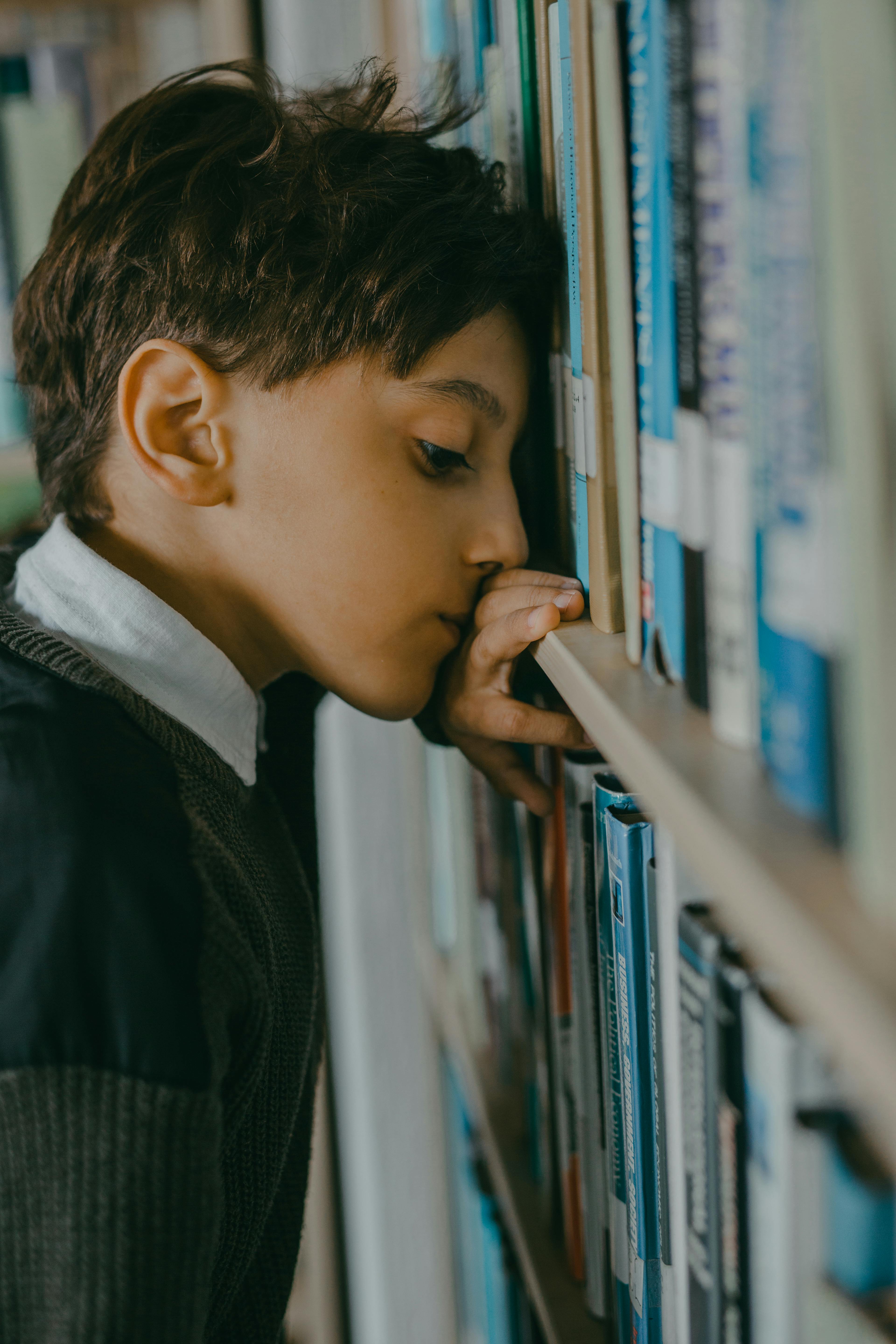 A sad boy | Source: Pexels