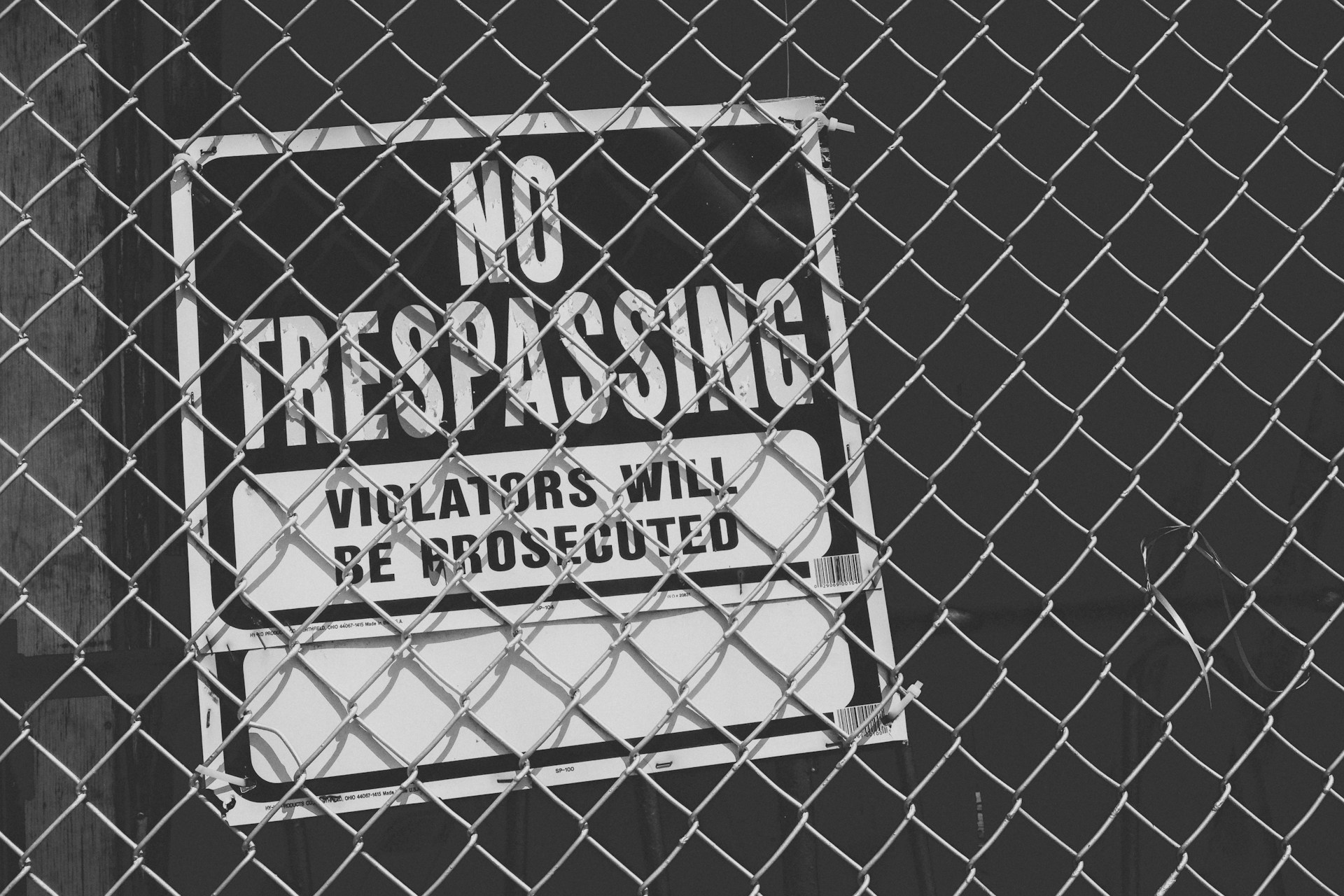 A sign on the fence | Source: Unsplash