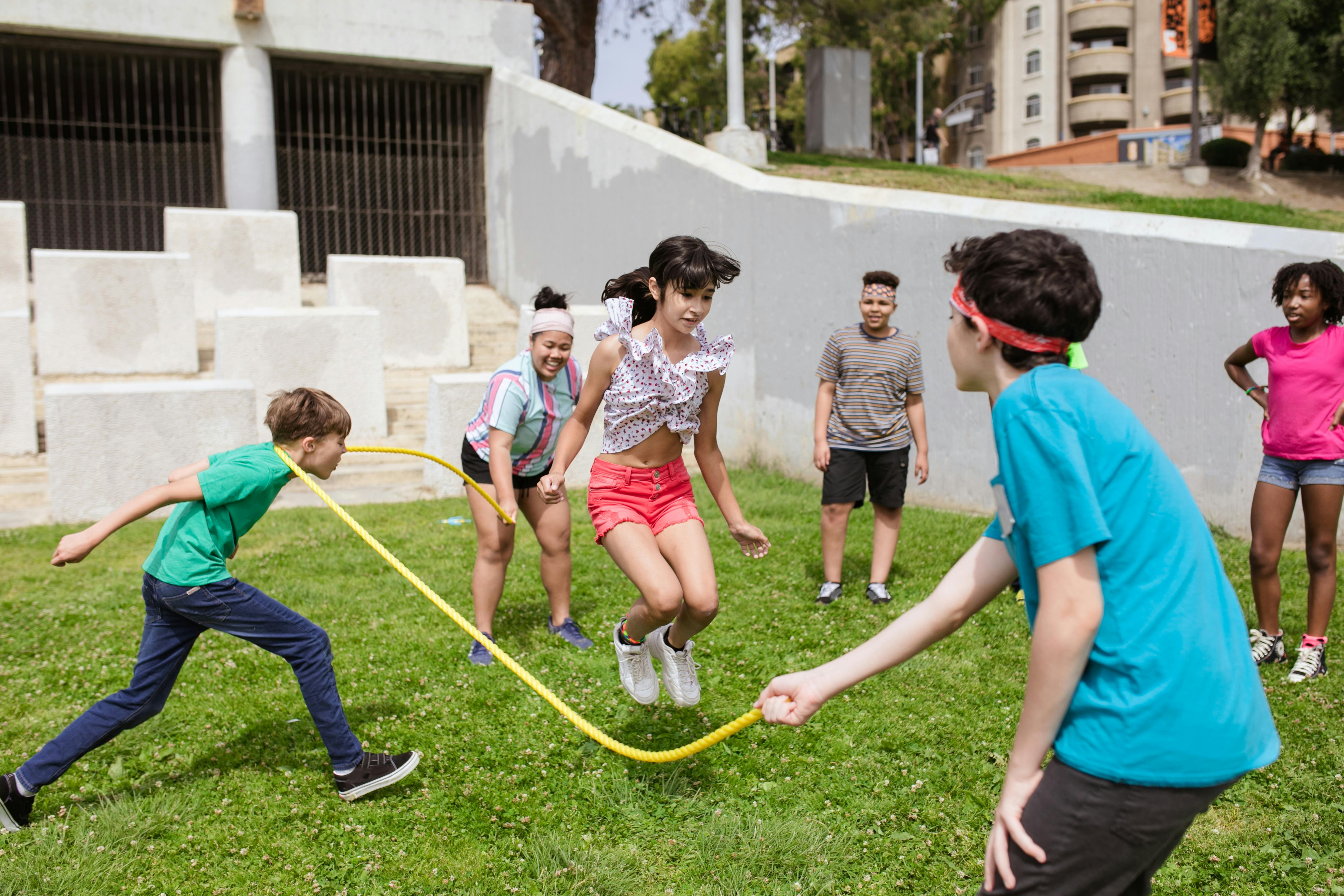 A group of kids playing jumping rope | Source: Pexels