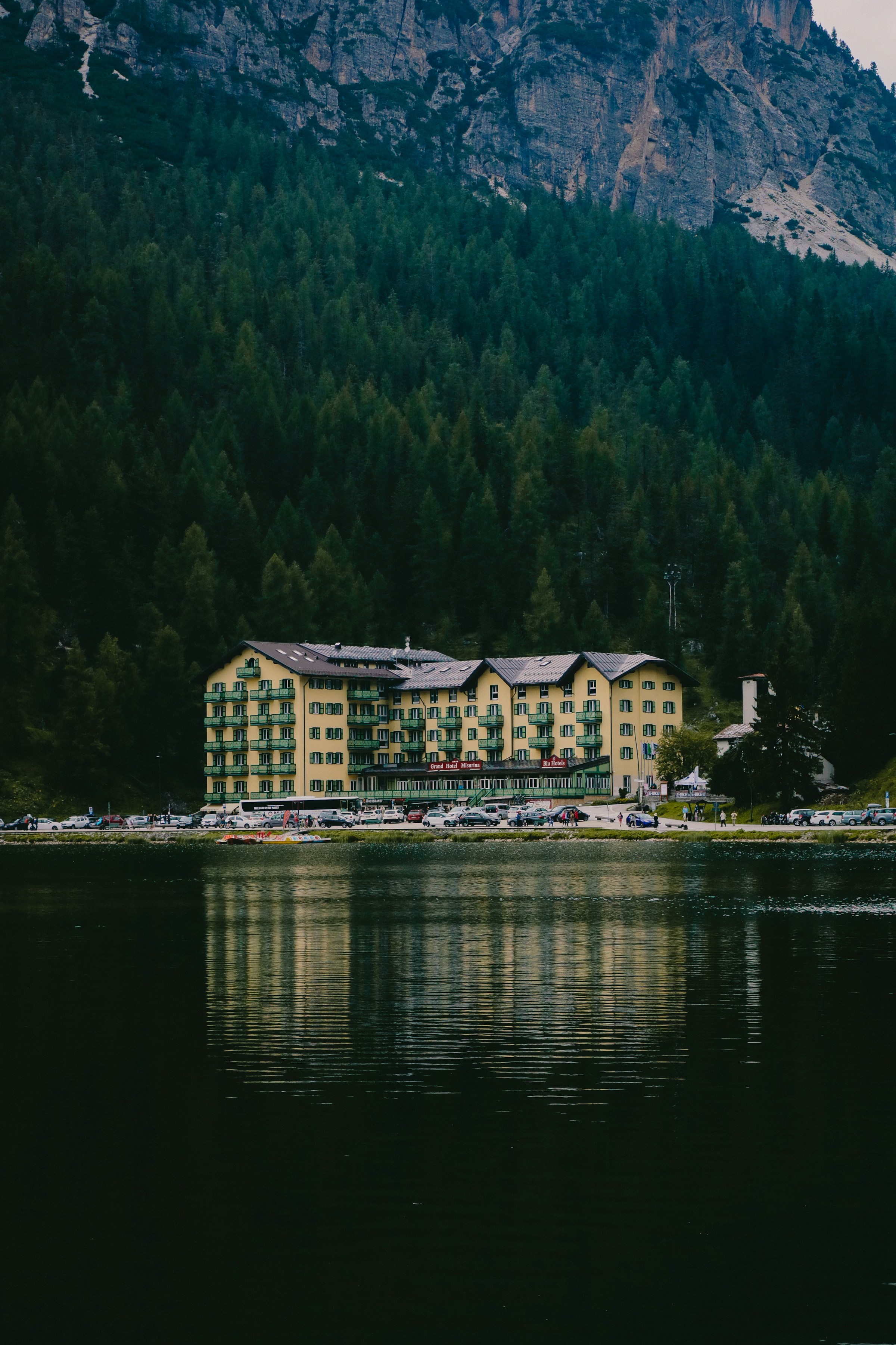 A lakeside hotel | Source: Unsplash