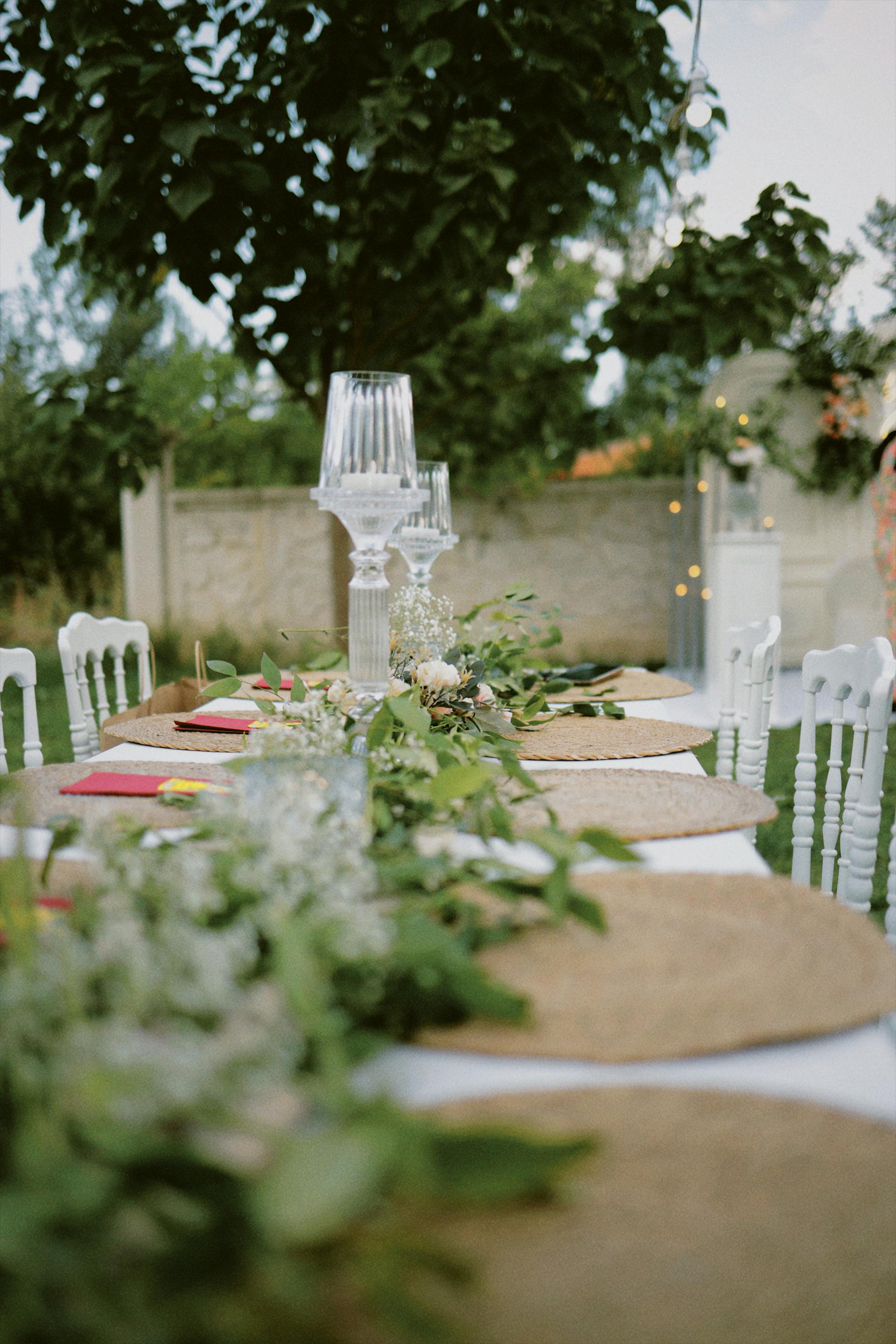A table at an outdoor wedding | Source: Pexels