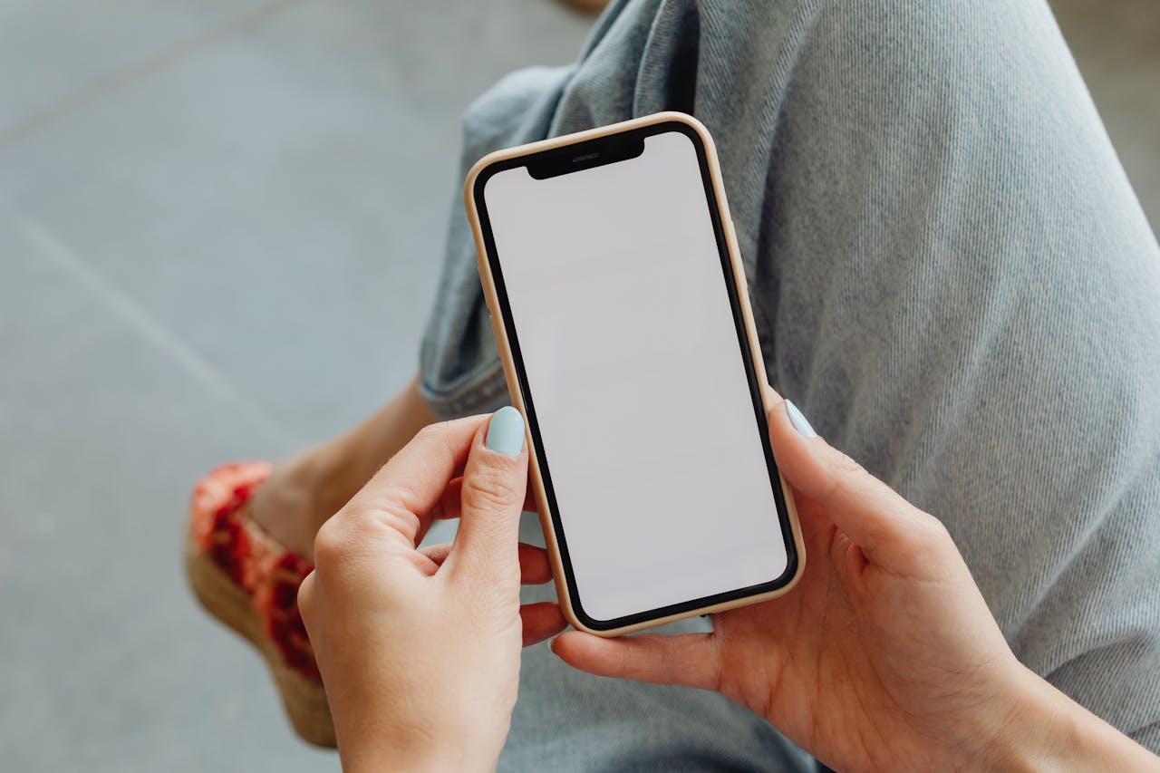 A woman holding a cellphone | Source: Pexels