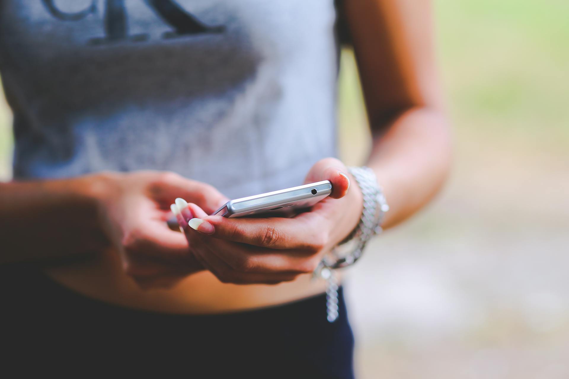 A woman using her phone | Source: Pexels