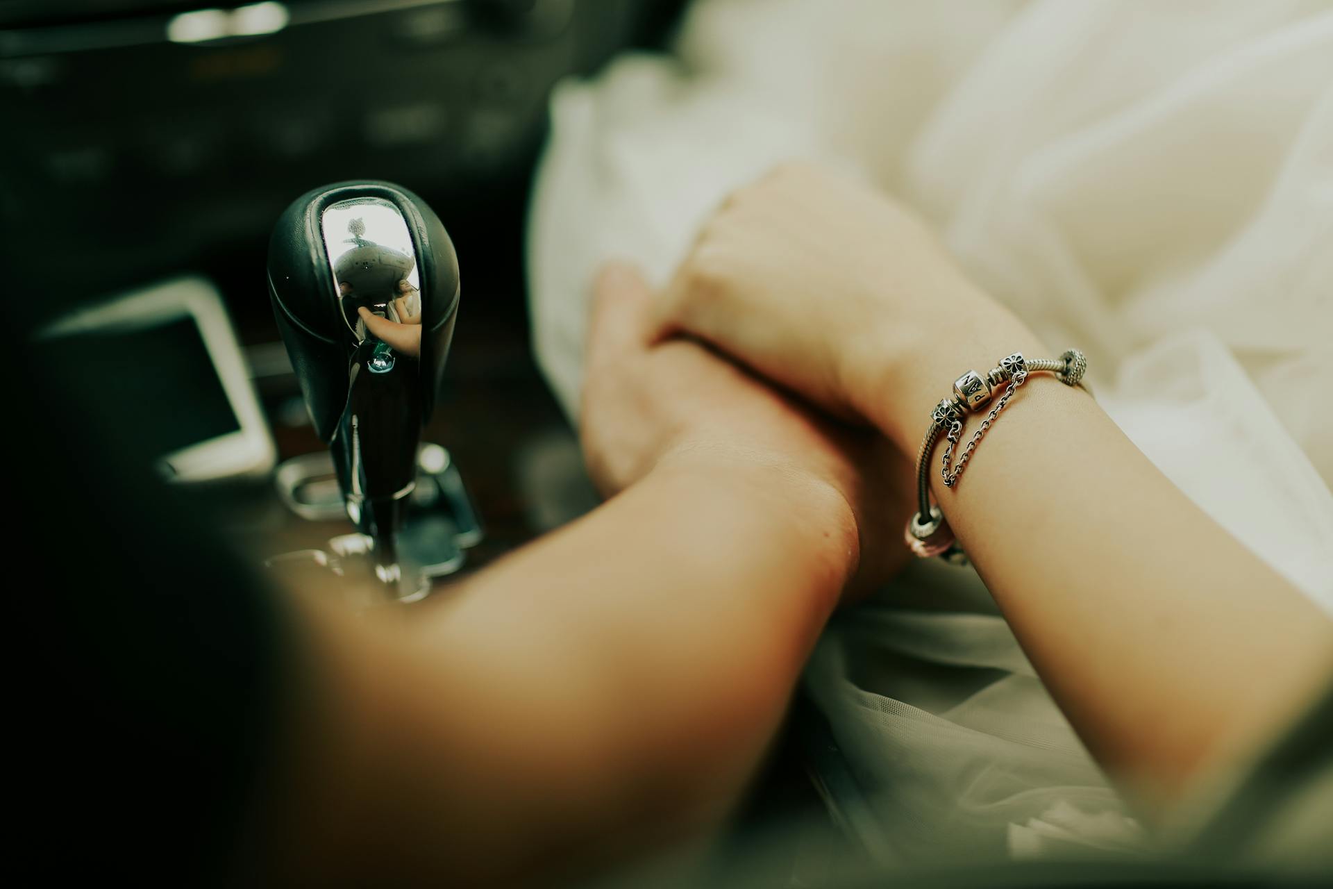 A couple holding hands in their car | Source: Pexels