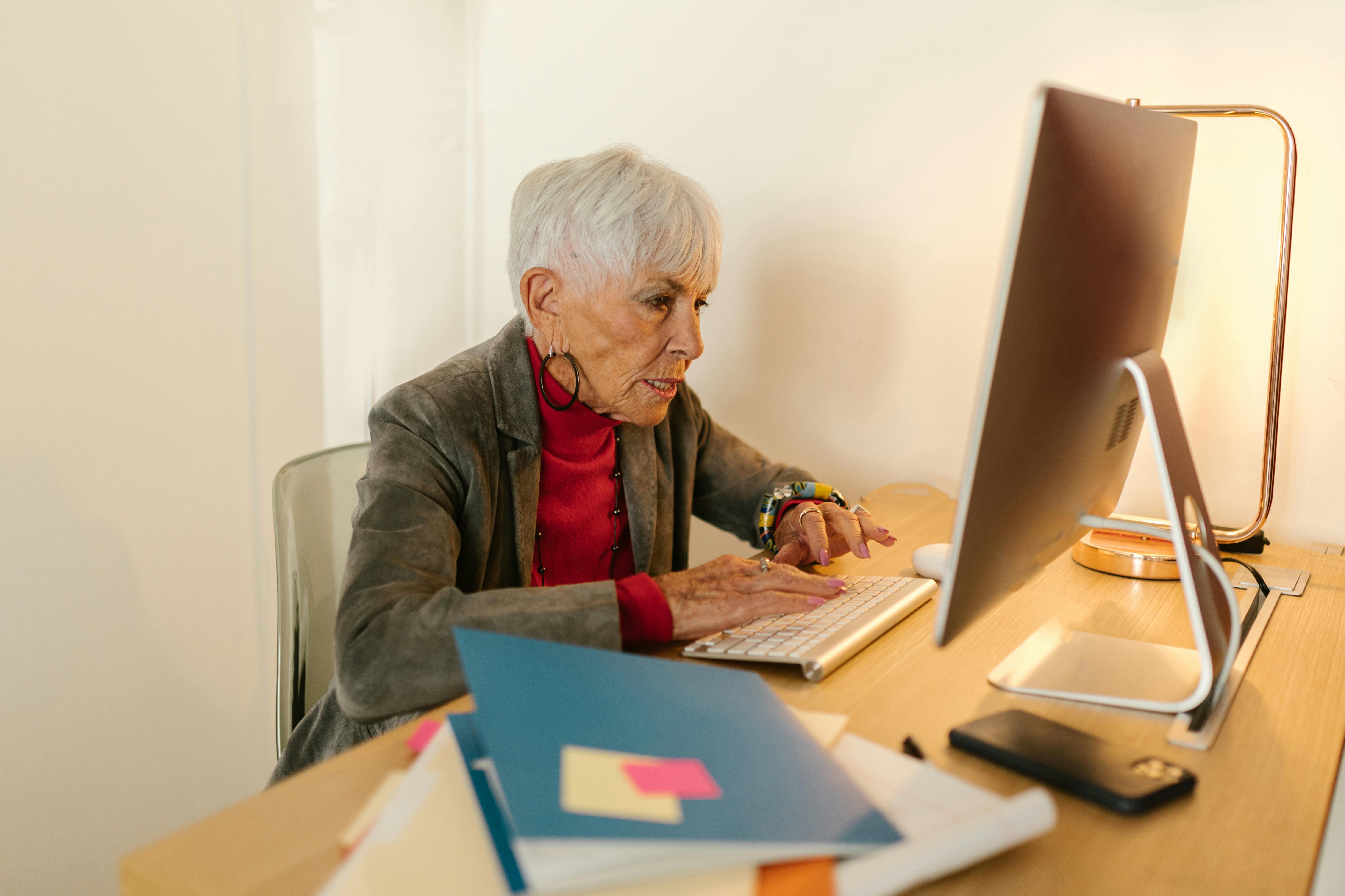 A woman using a laptop | Source: Pexels
