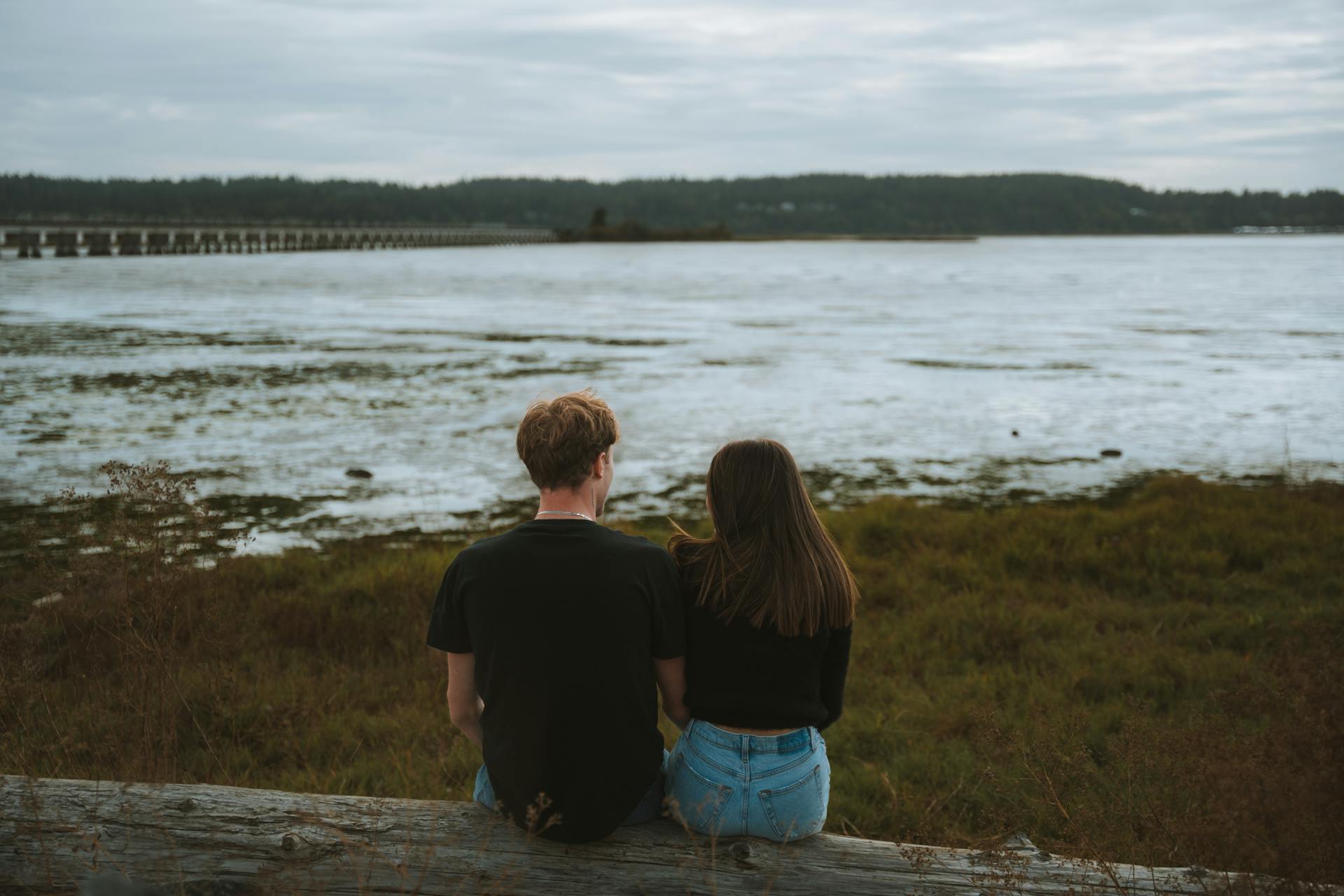 A couple sitting together | Source: Pexels