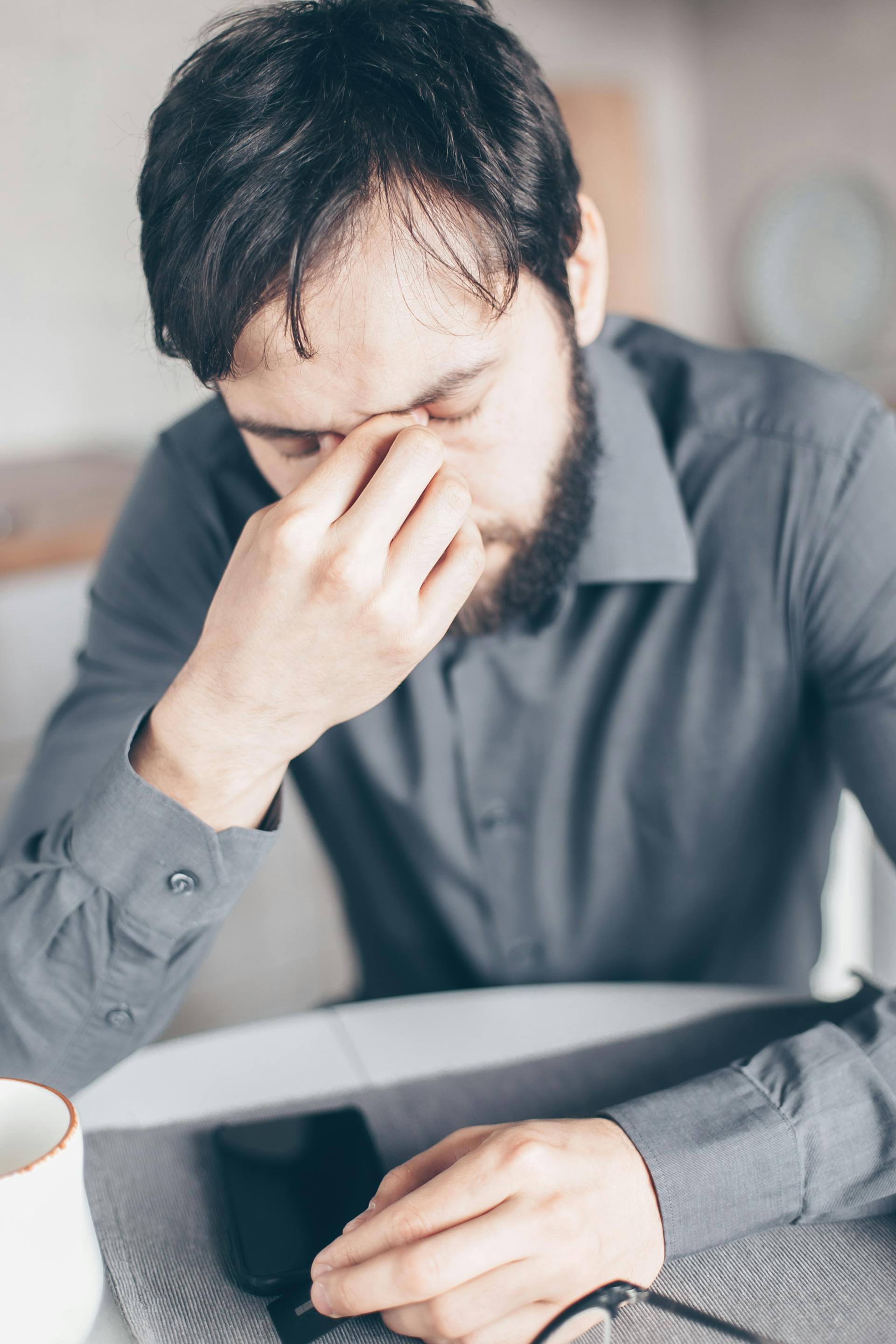 A man looking exhausted | Source: Pexels