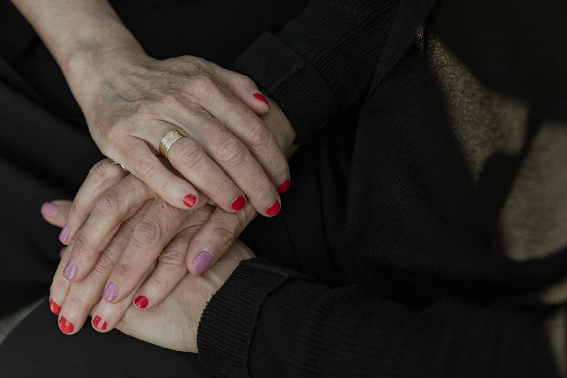 Two women holding hands | Source: Pexels