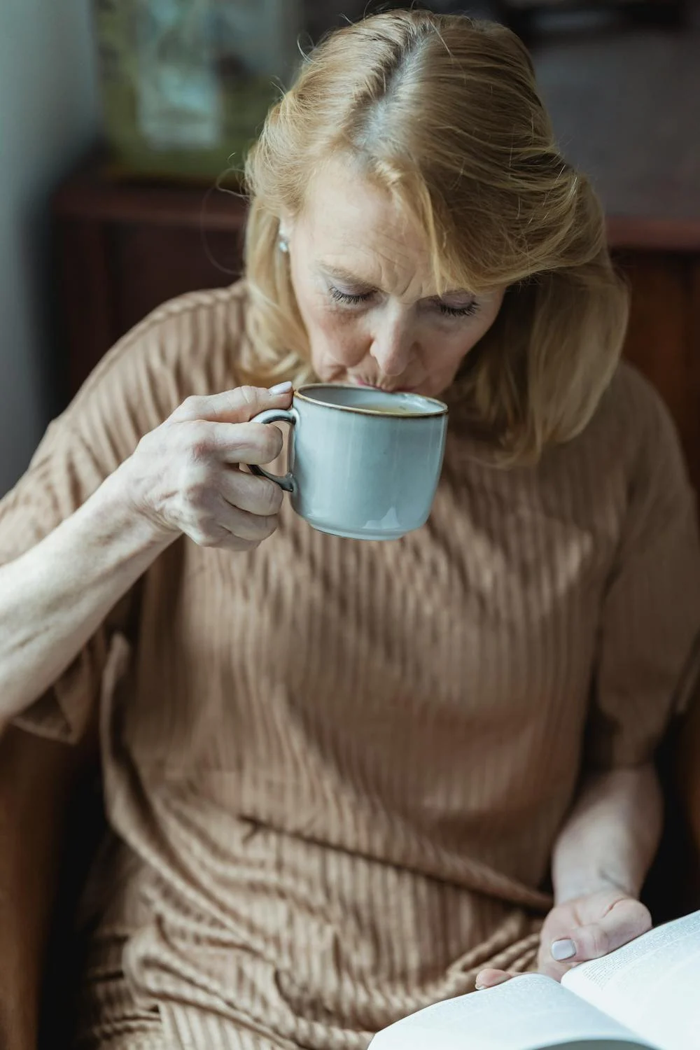 A mature woman reading a book | Source: Pexels