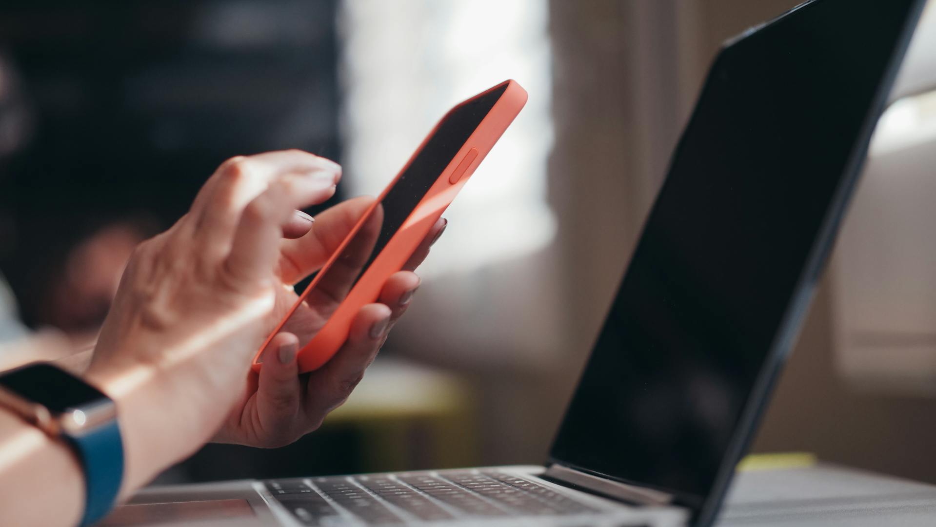 A woman using her phone | Source: Pexels