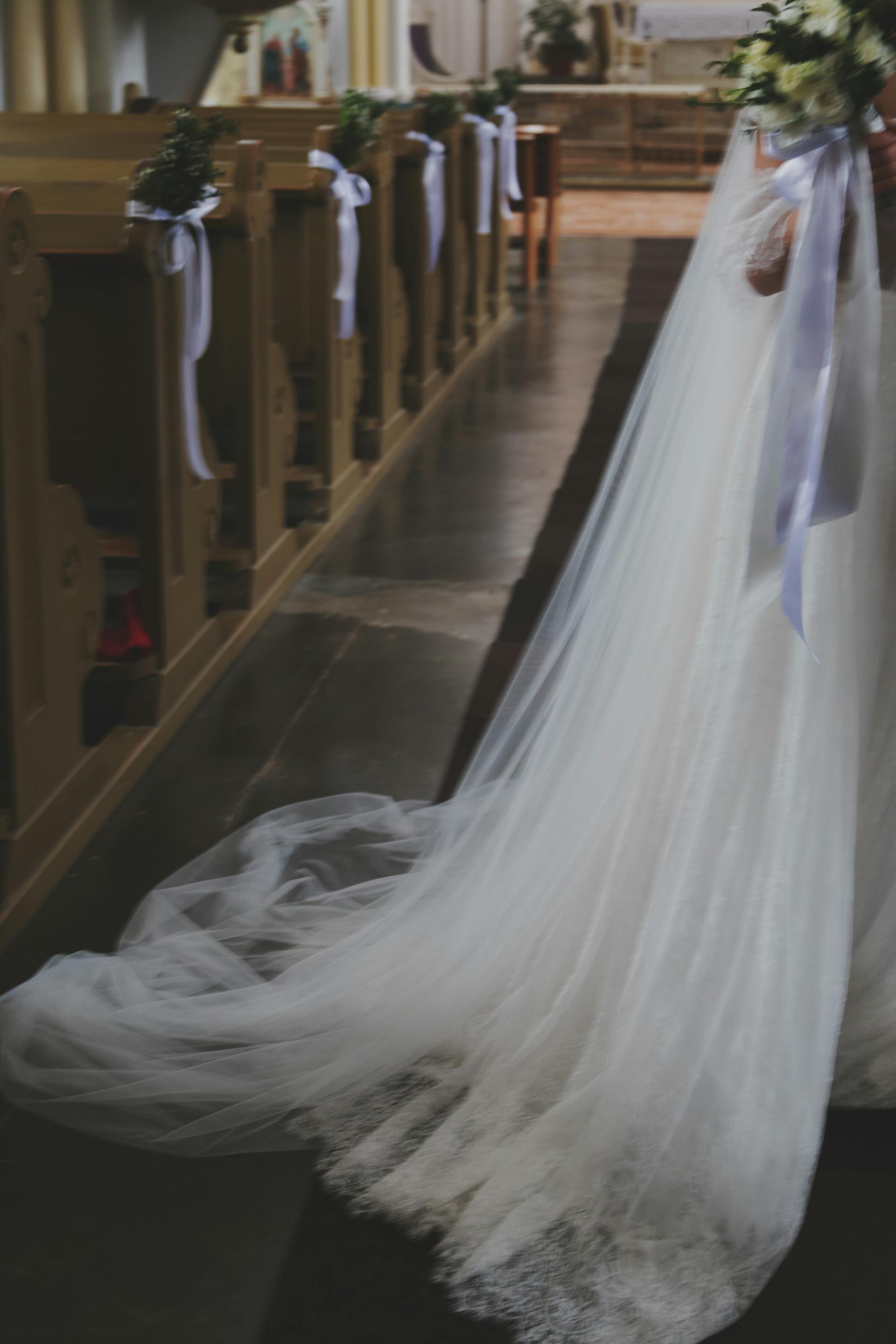 Robe de mariée dans l'allée d'une église | Source : Pexels