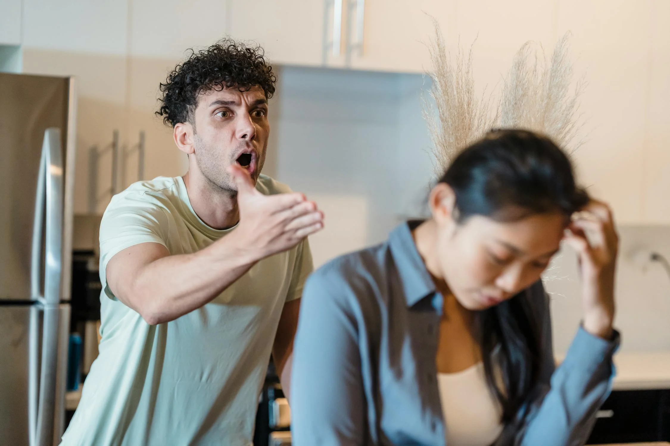 A man shouting at a woman | Source: Pexels