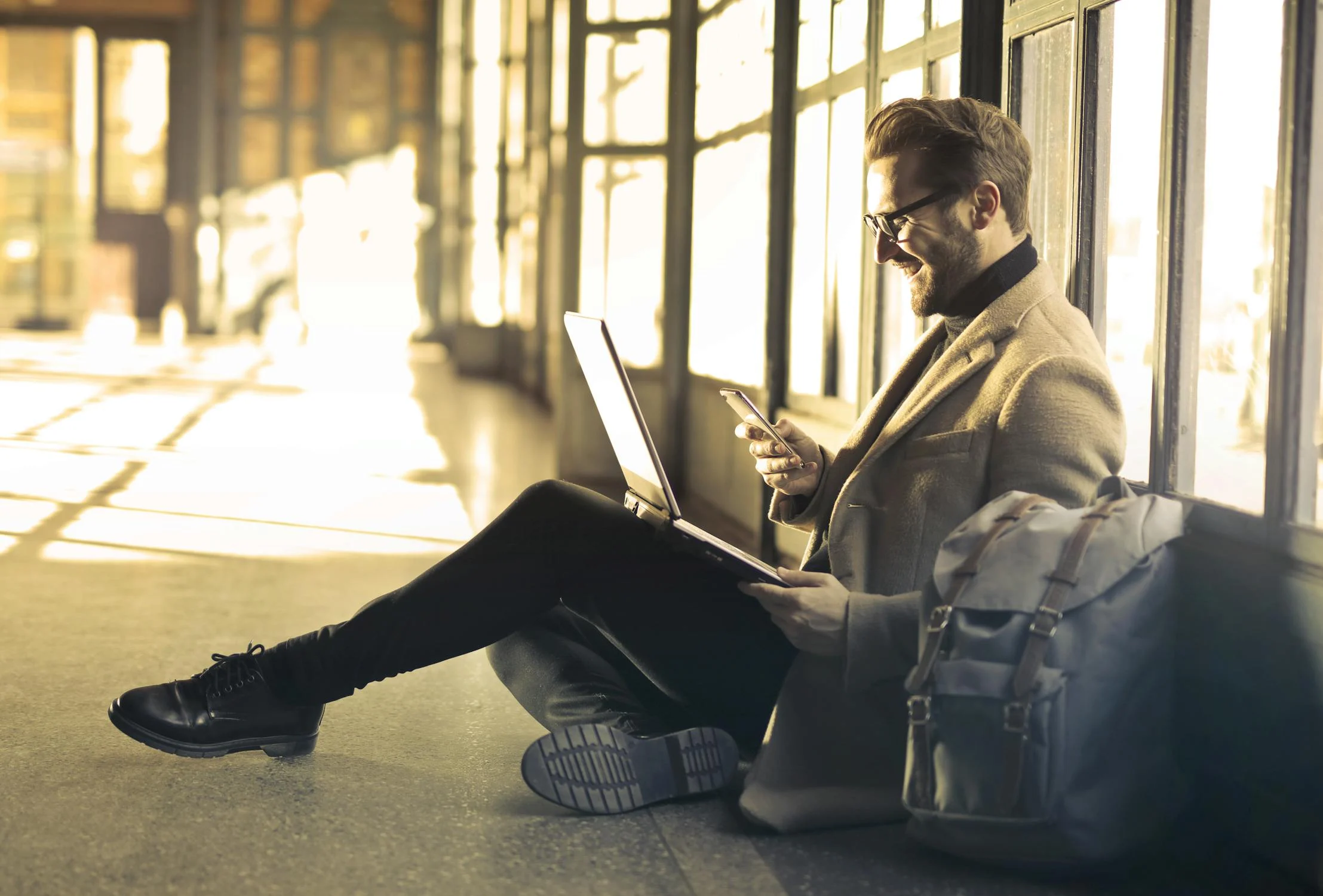 A man sitting in an airport | Source: Pexels