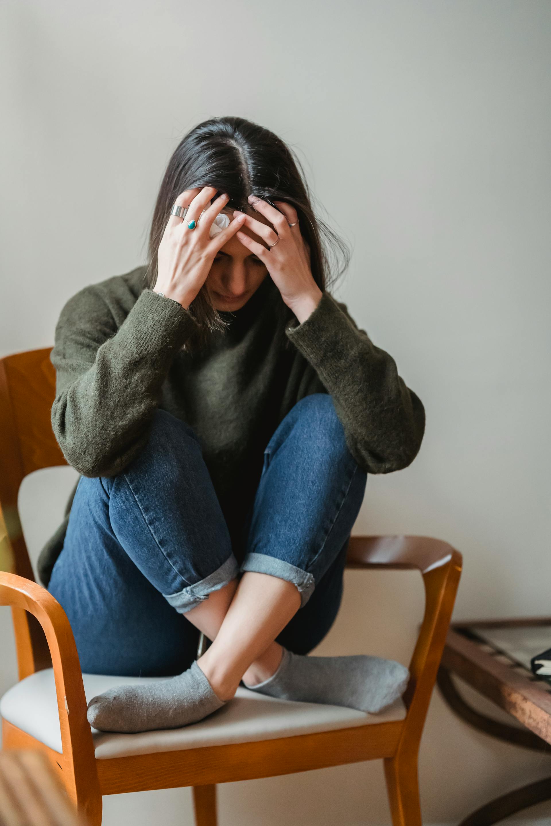 A woman with her head in her hands | Source: Pexels