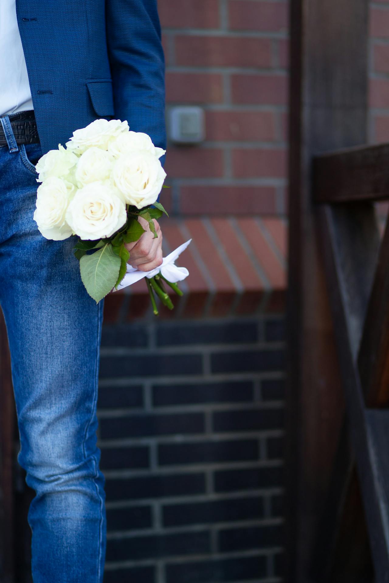 A man holding a bouquet of roses | Source: Pexels