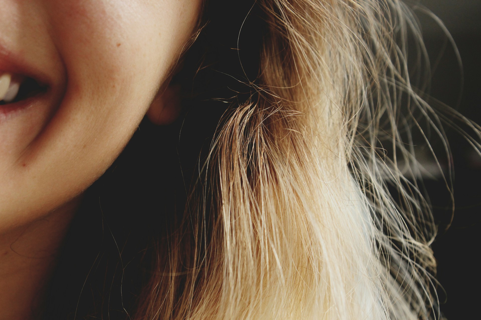 Close-up shot of a smiling woman | Source: Unsplash