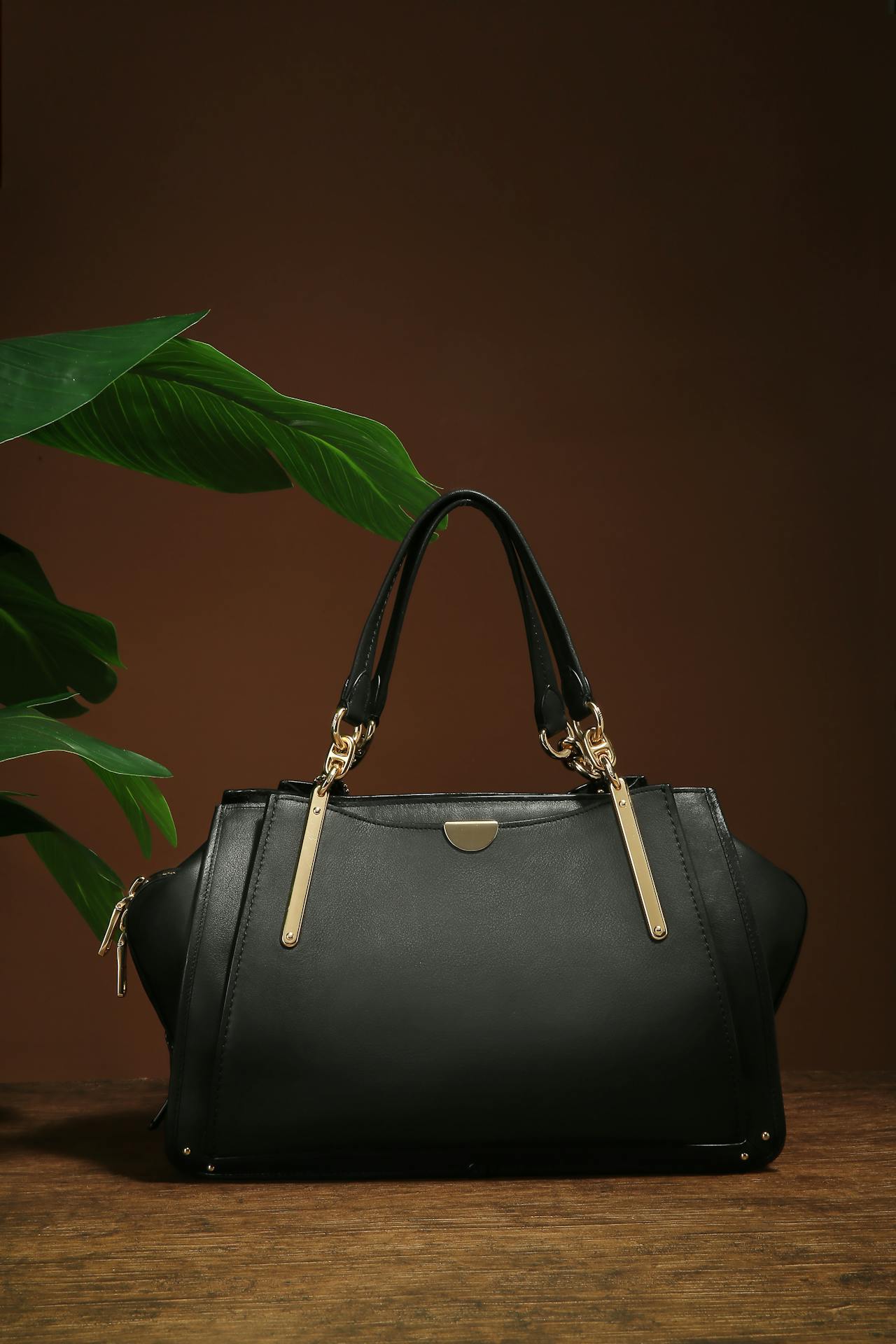 A black bag on the table | Source: Pexels