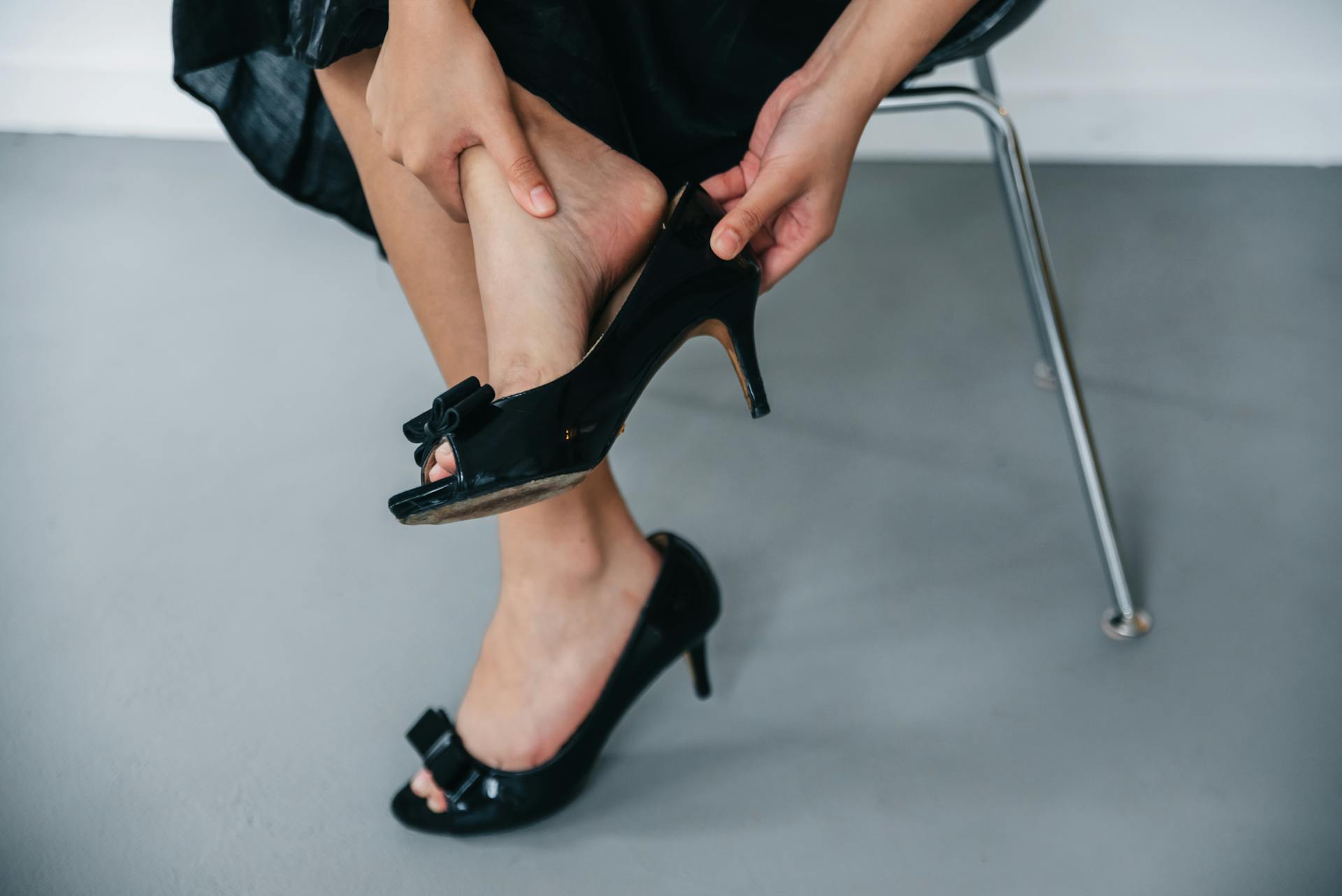 A woman removing her shoes | Source: Pexels