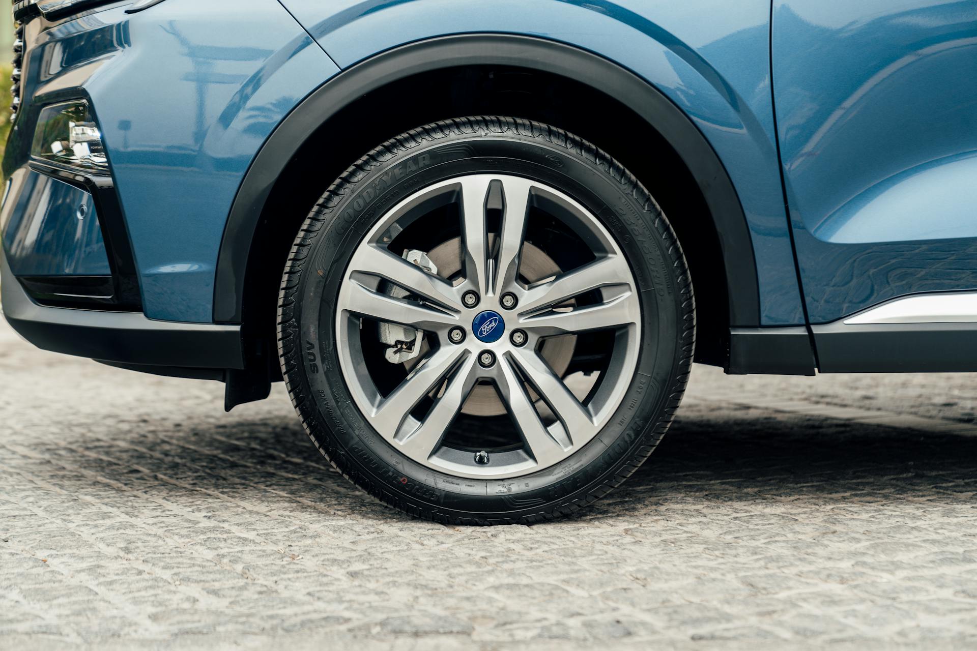 A close-up shot of a blue SUV | Source: Pexels