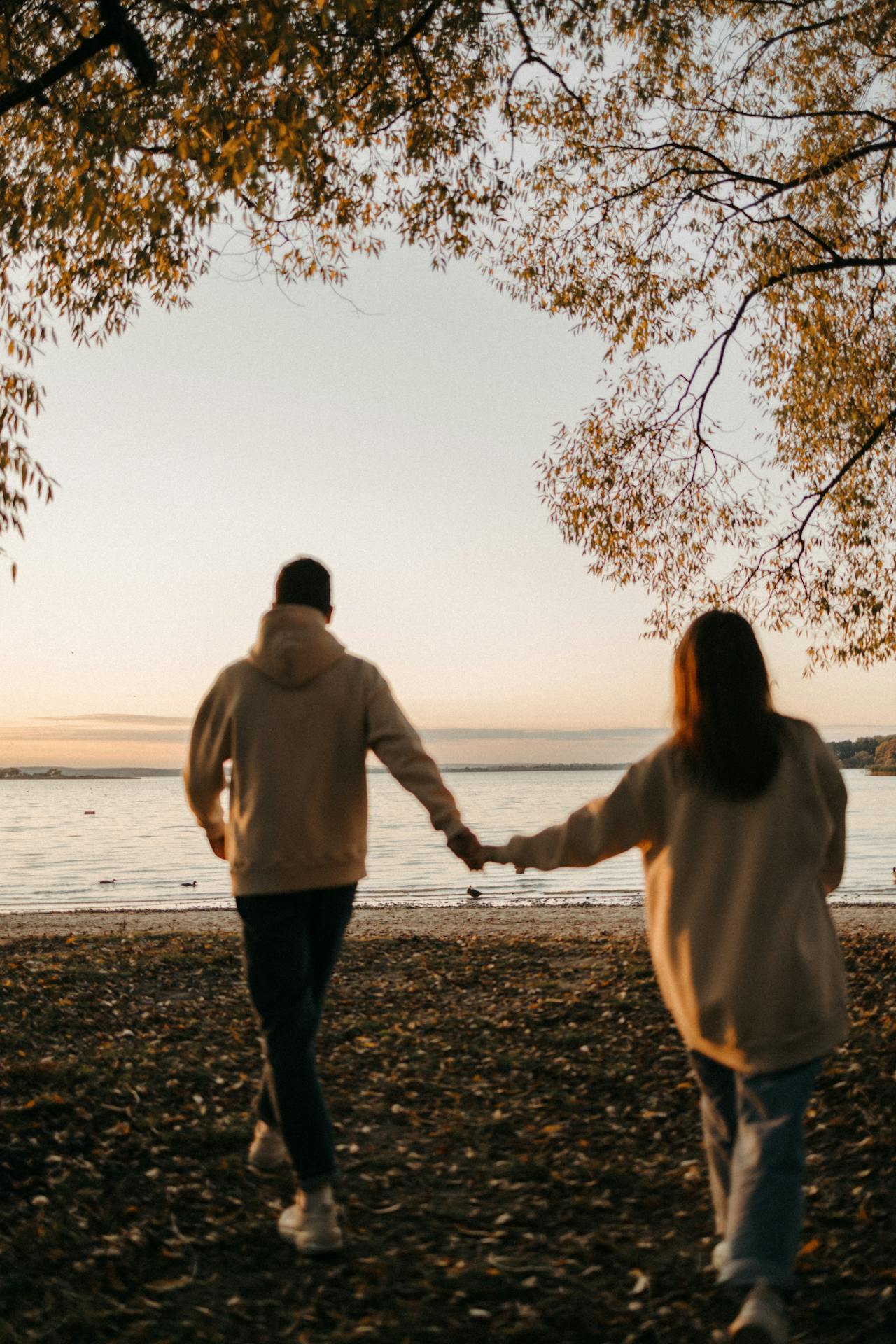 A couple walking by the lake | Source: Pexels