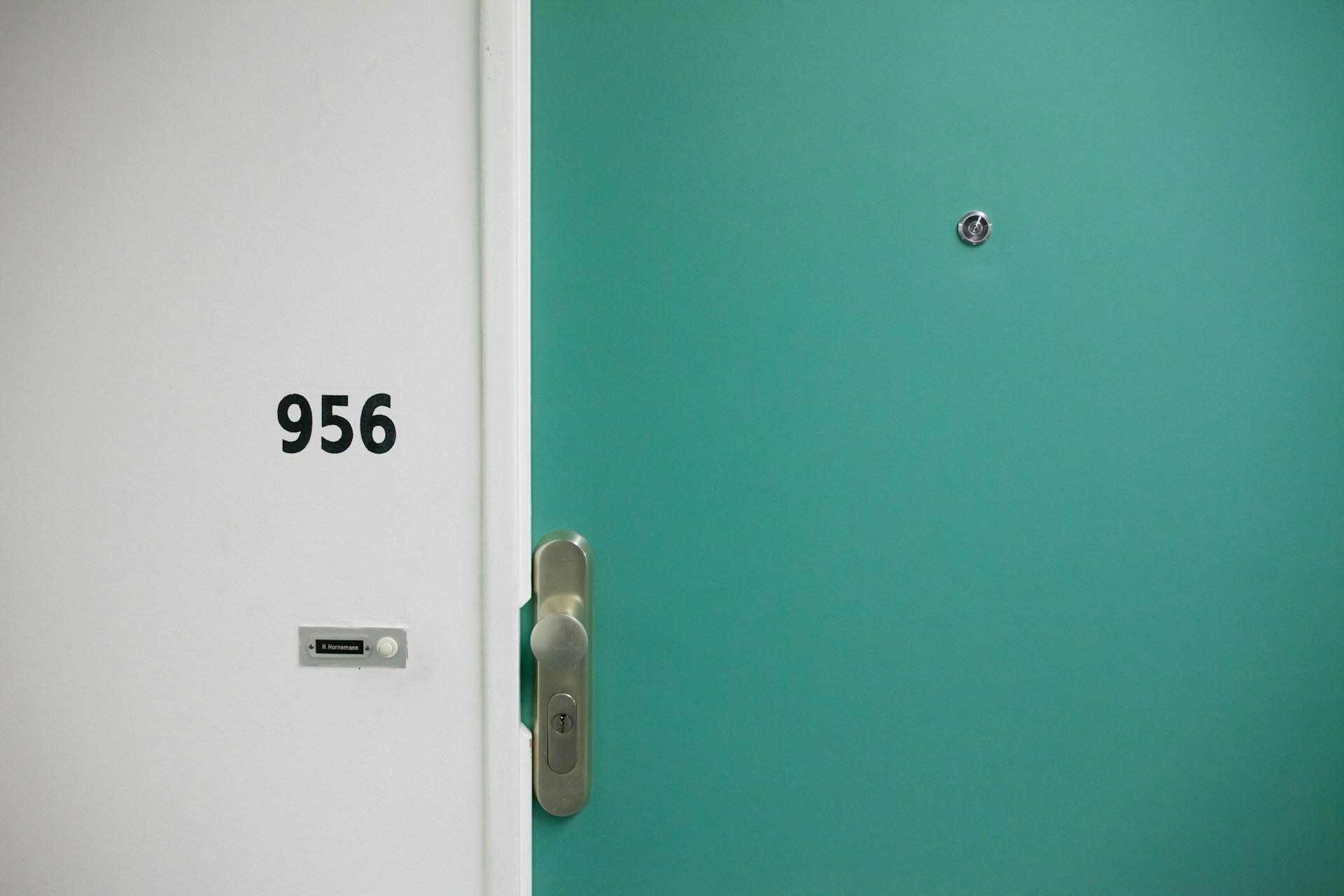 Uma porta de apartamento | Fonte: Unsplash
