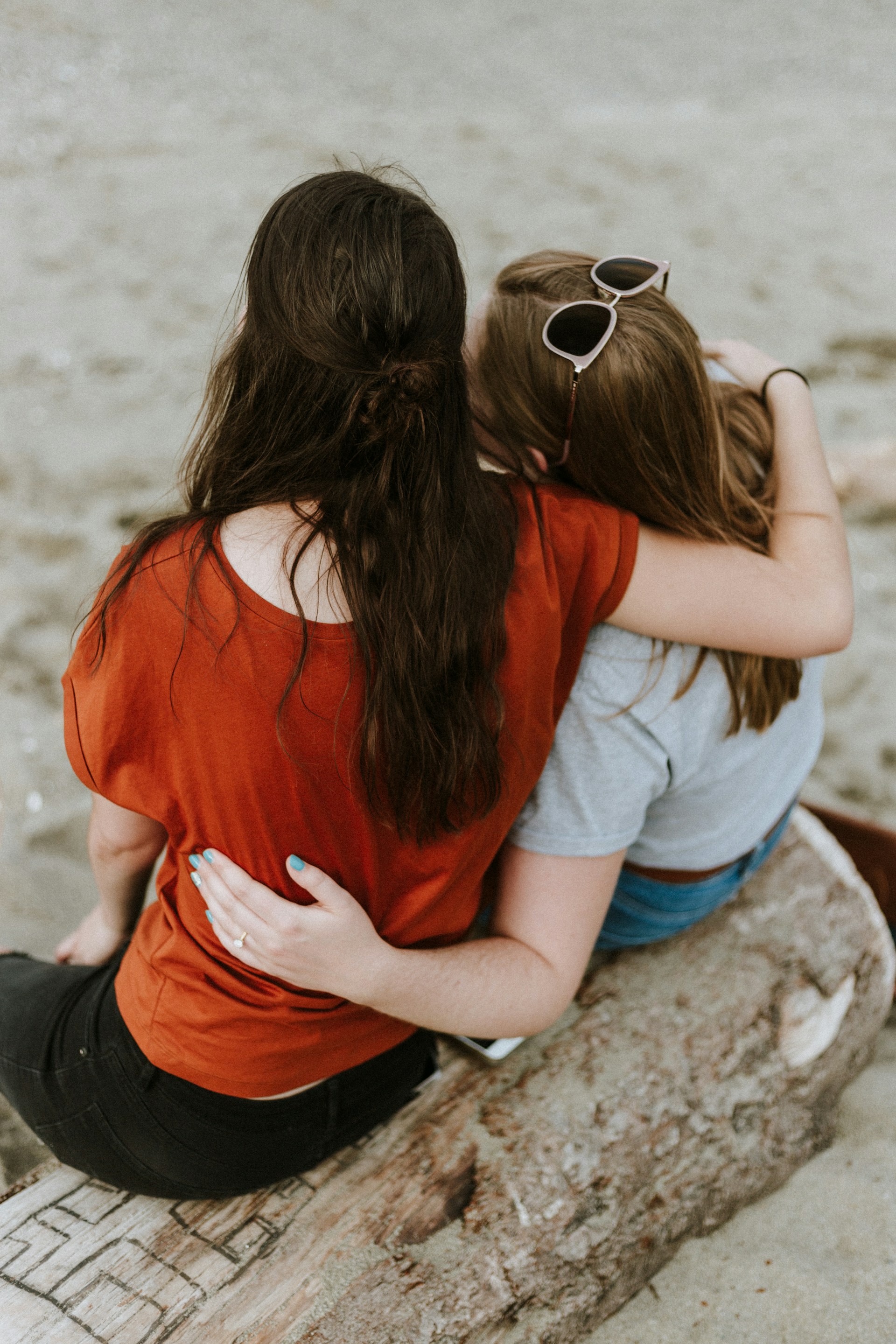 Two best friends embracing each other | Source: Unsplash