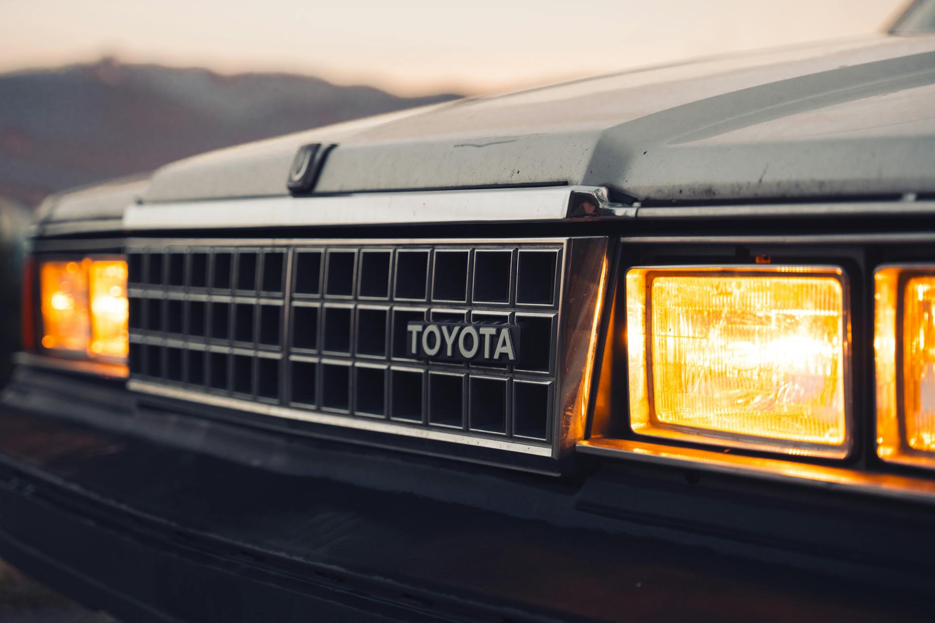 A front grill and headlights of a car | Source: Pexels