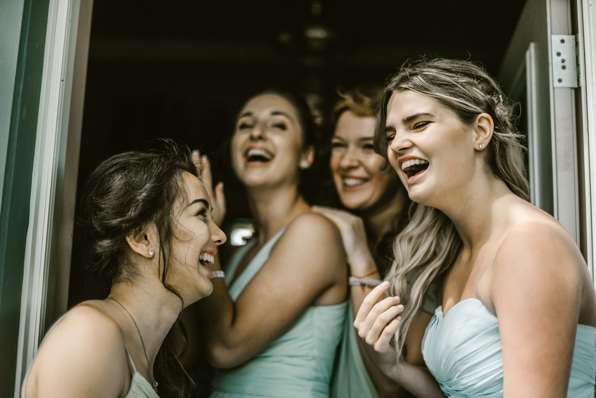 A gang of young women giggling | Source: Unsplash