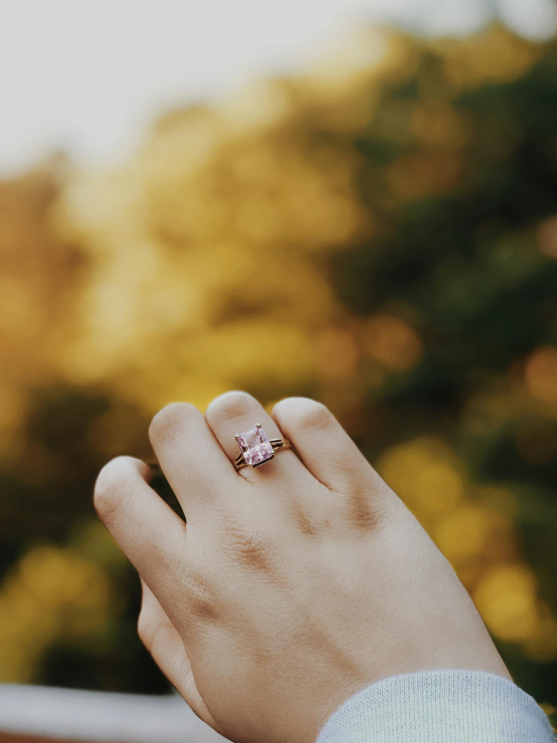 An engagement ring on a woman's finger | Source: Pexels