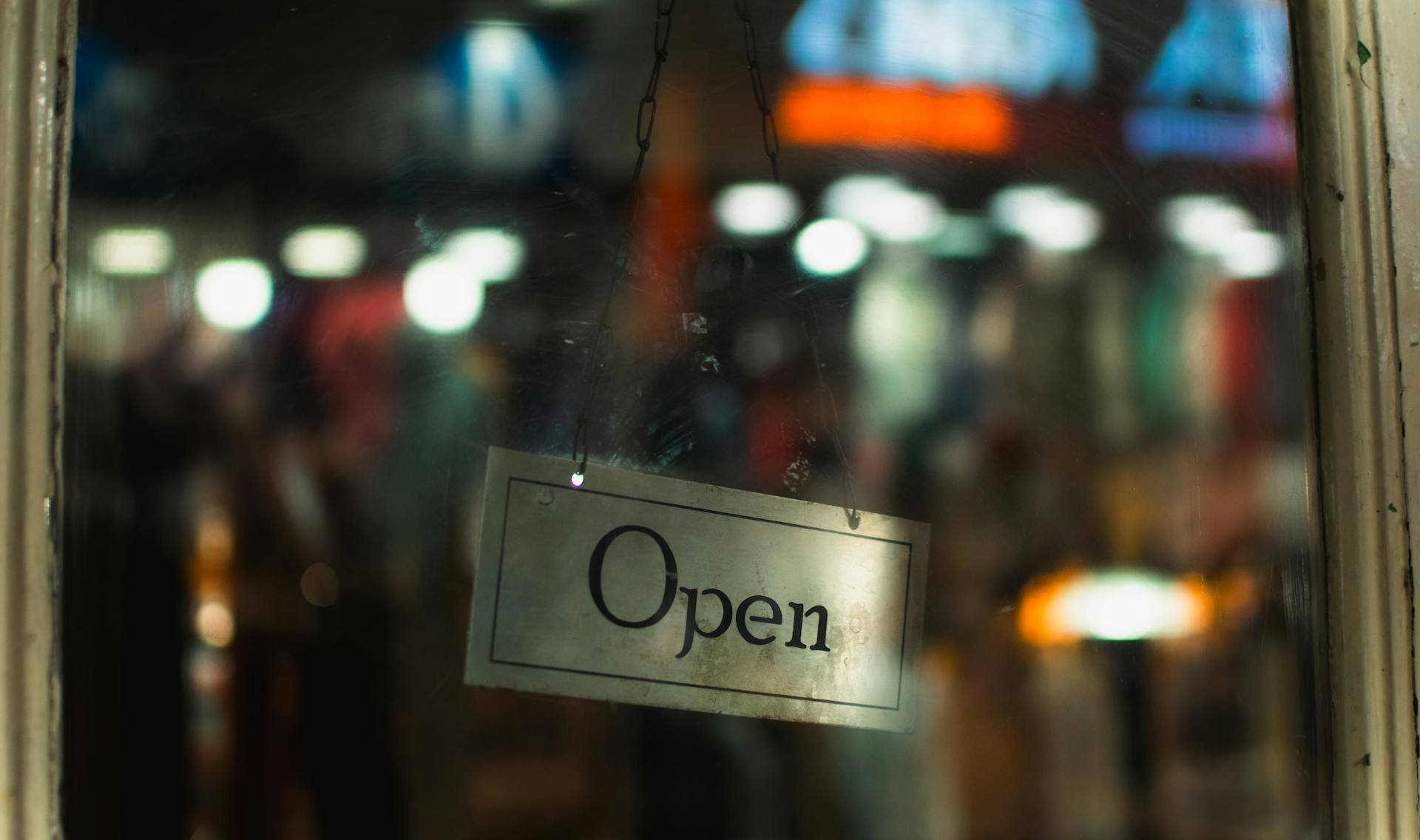 An open sign on a door | Source: Pexels