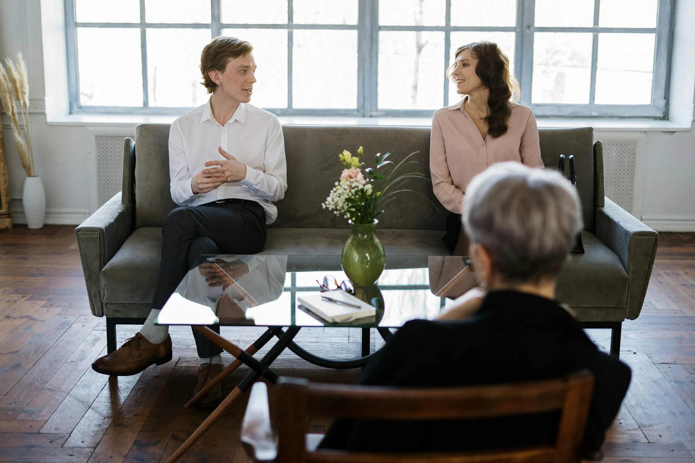 A man talking to his wife at a therapist | Source: Pexels