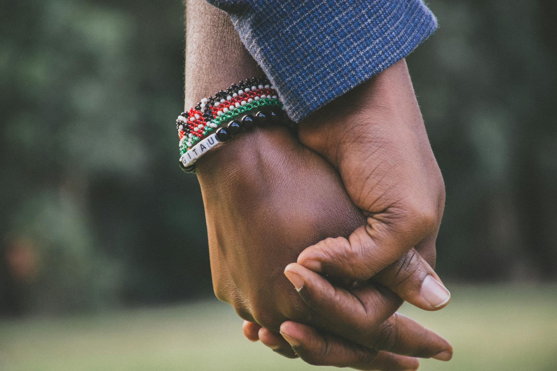 A couple holding hands | Source: Pexels