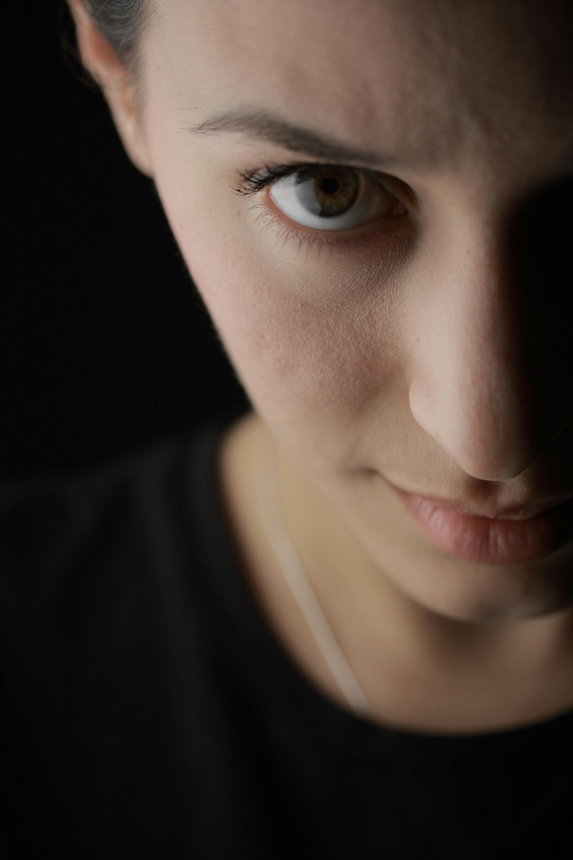A woman glaring at someone | Source: Pexels