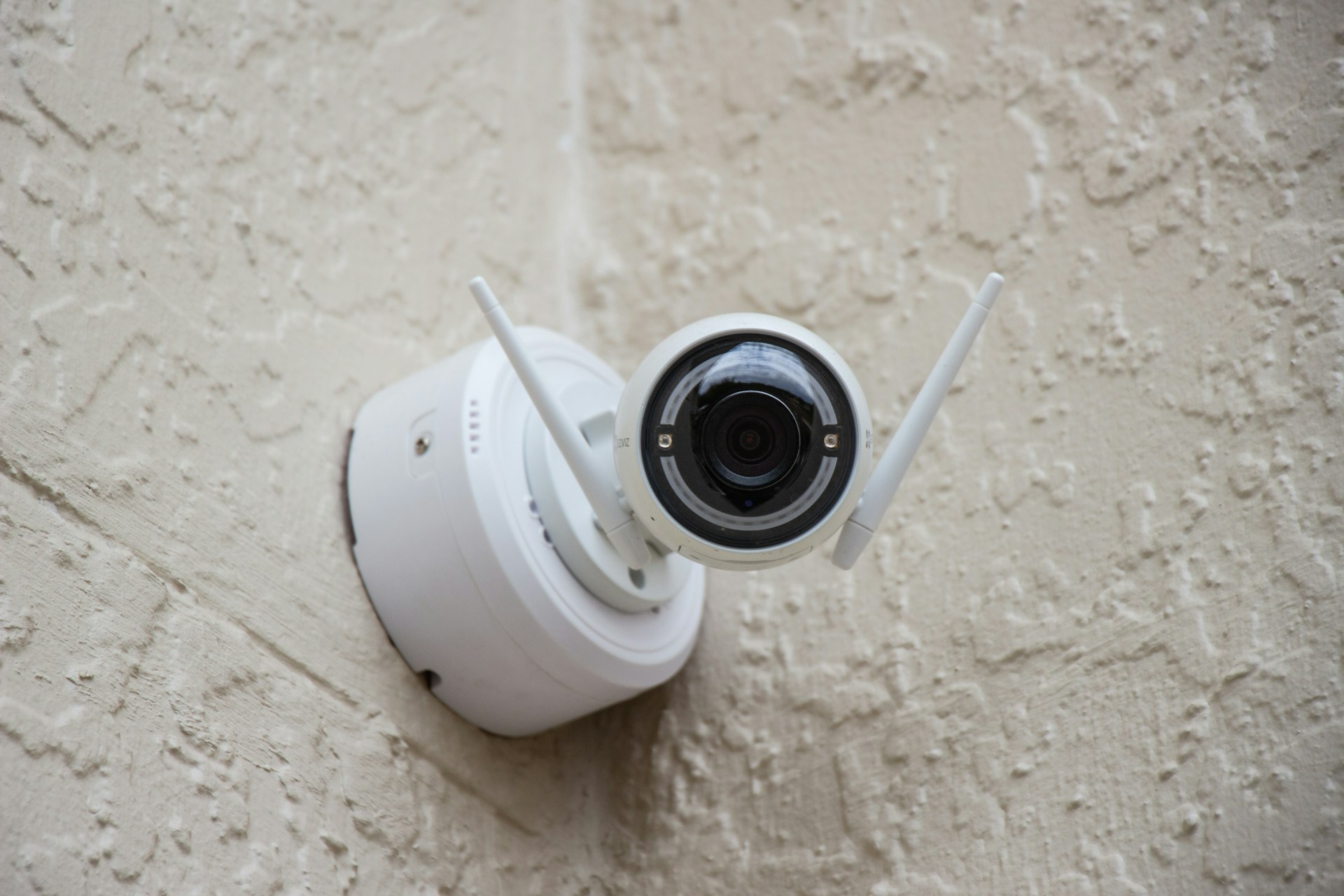 A security camera mounted on the wall | Source: Unsplash